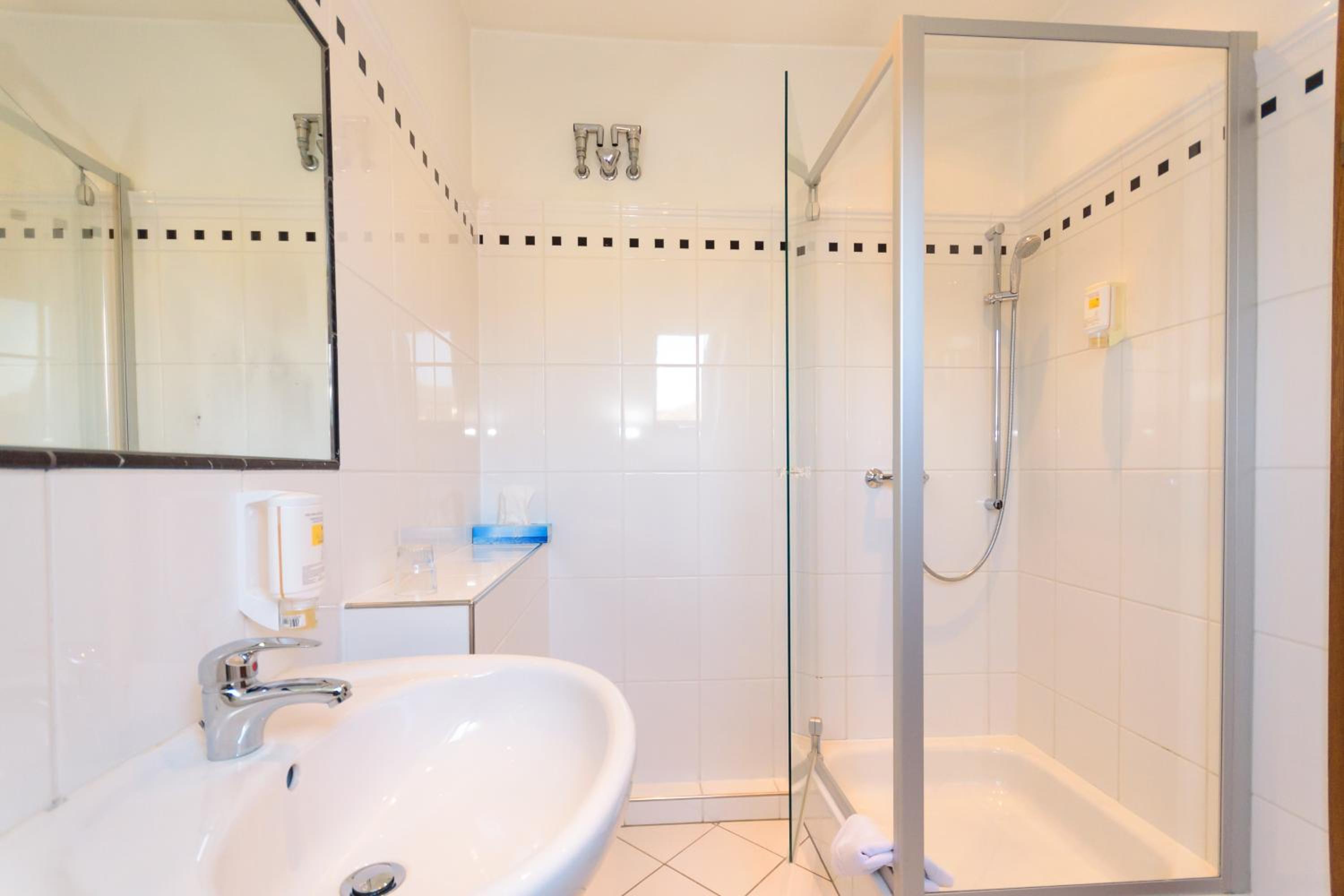 Large Double Room - Photo 12