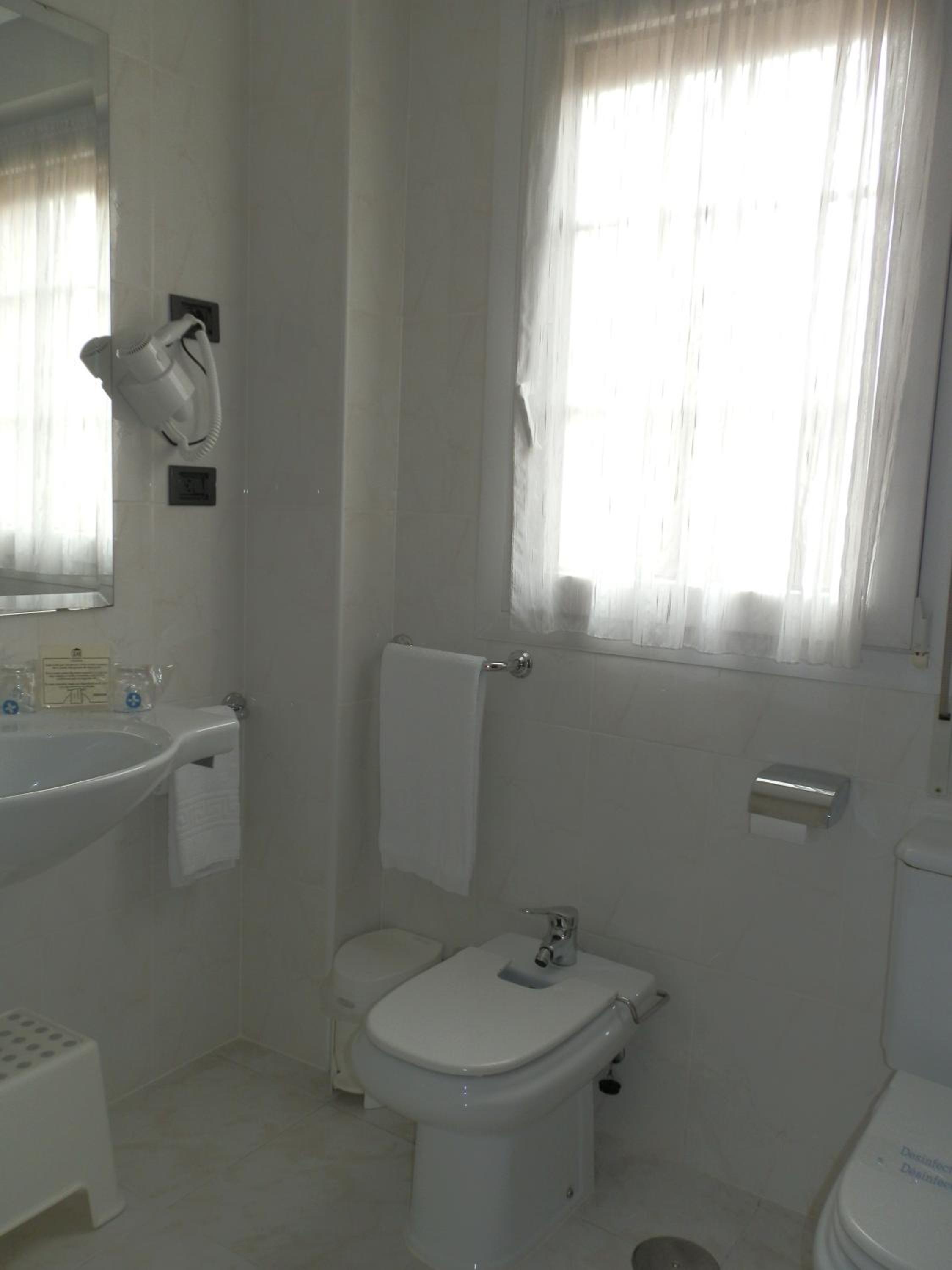 Double or Twin Room - Photo 2