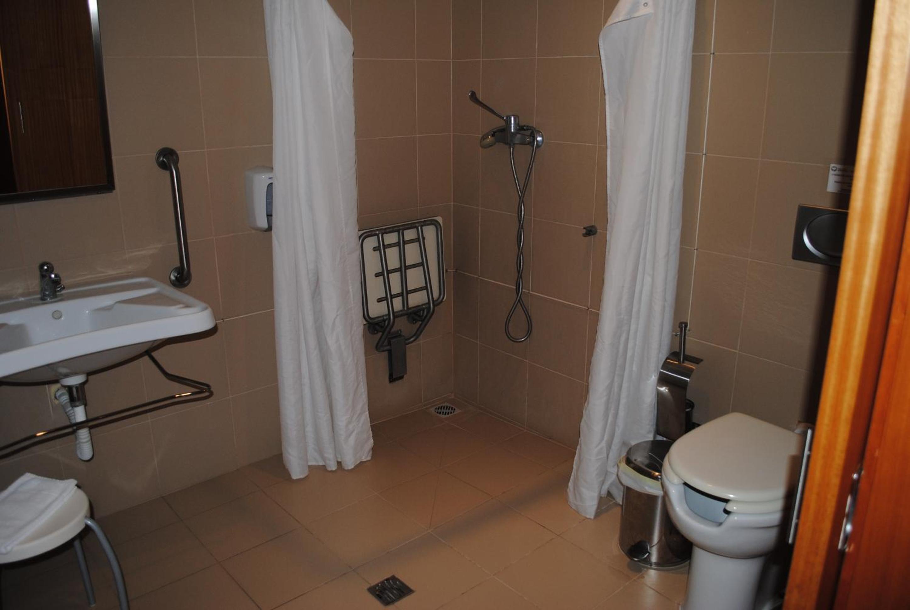 Twin Room - Disability Bathroom photo 2