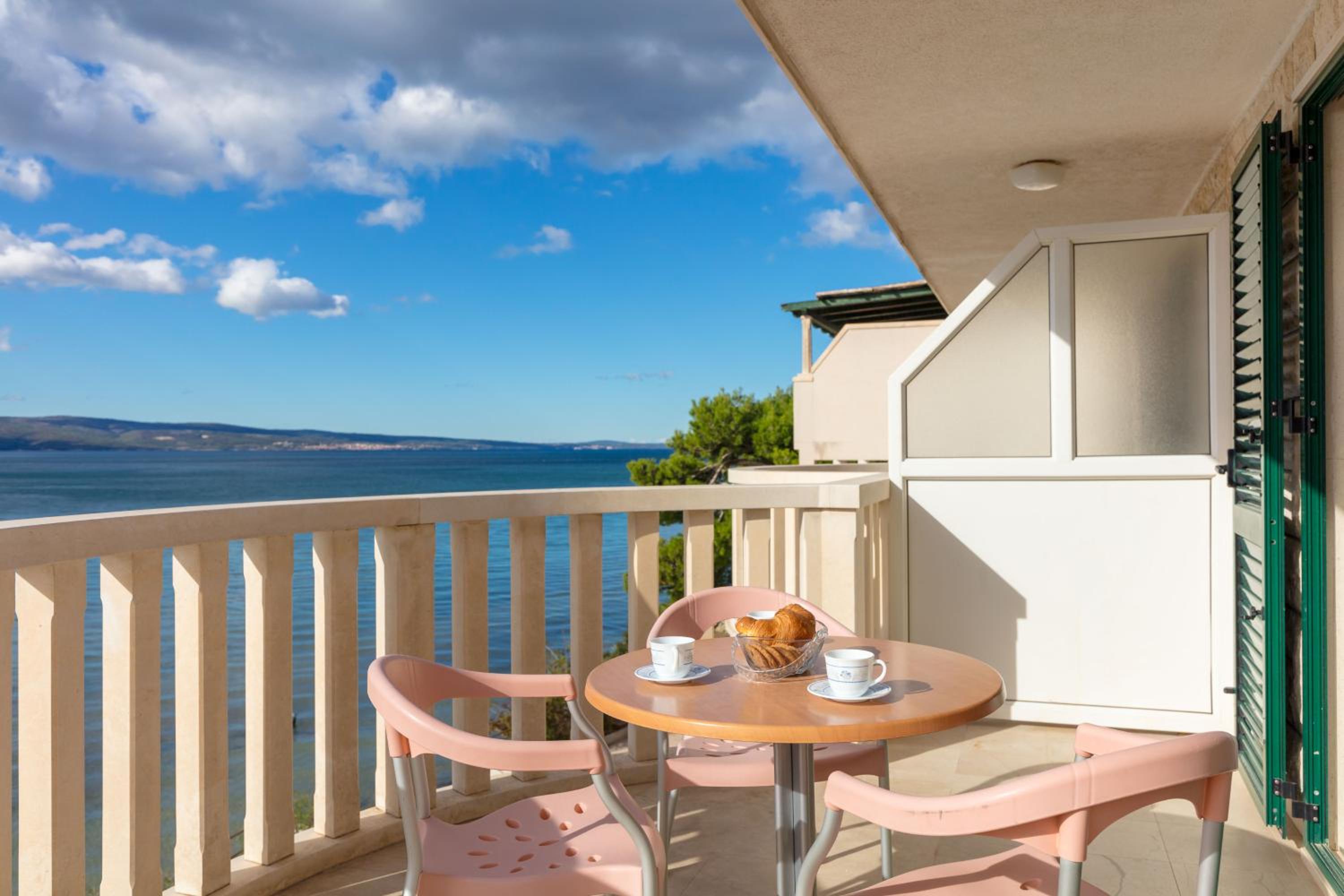 Studio Apartment with Balcony and Sea View - Photo 5