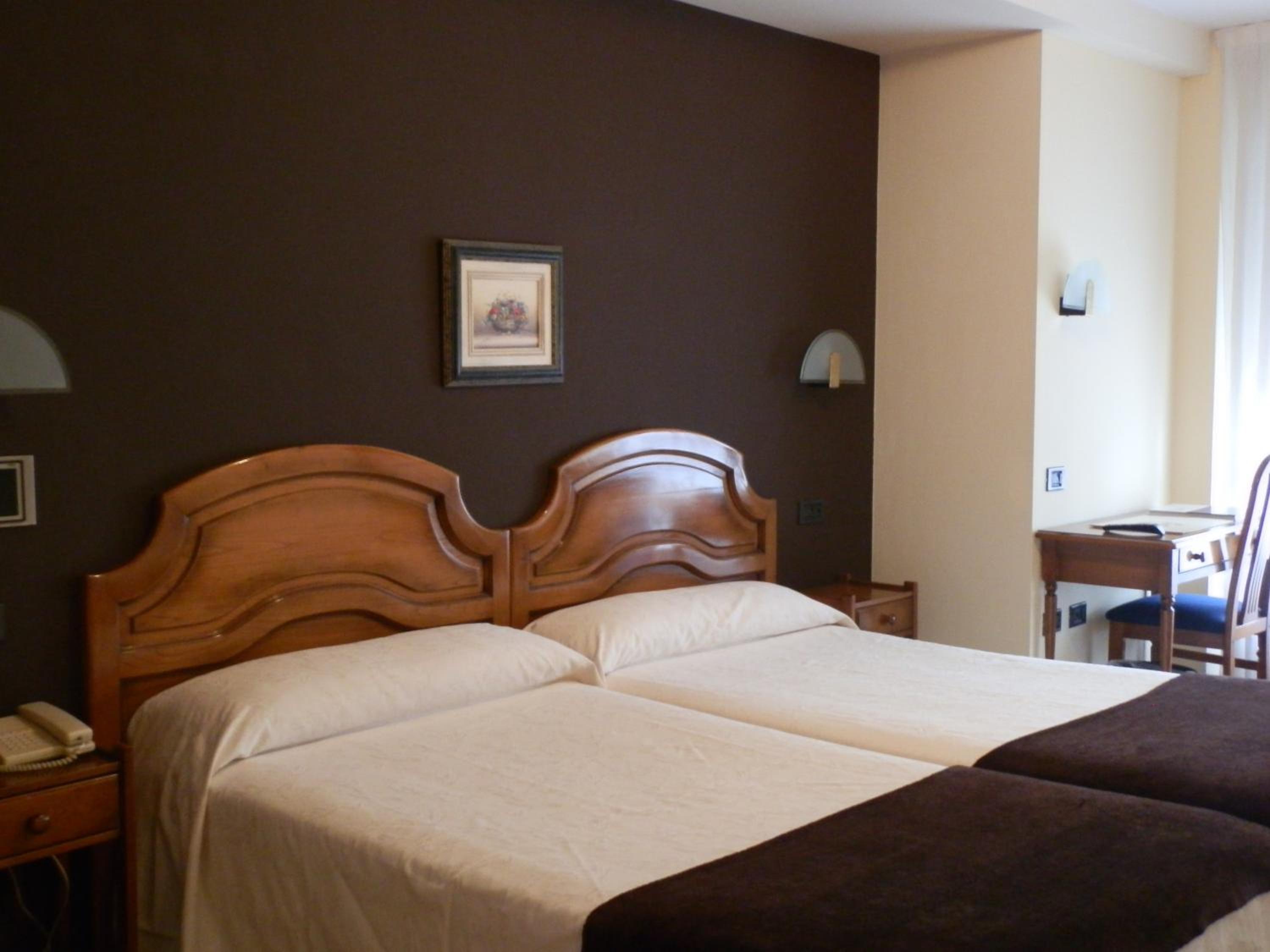 Double or Twin Room - Photo 4