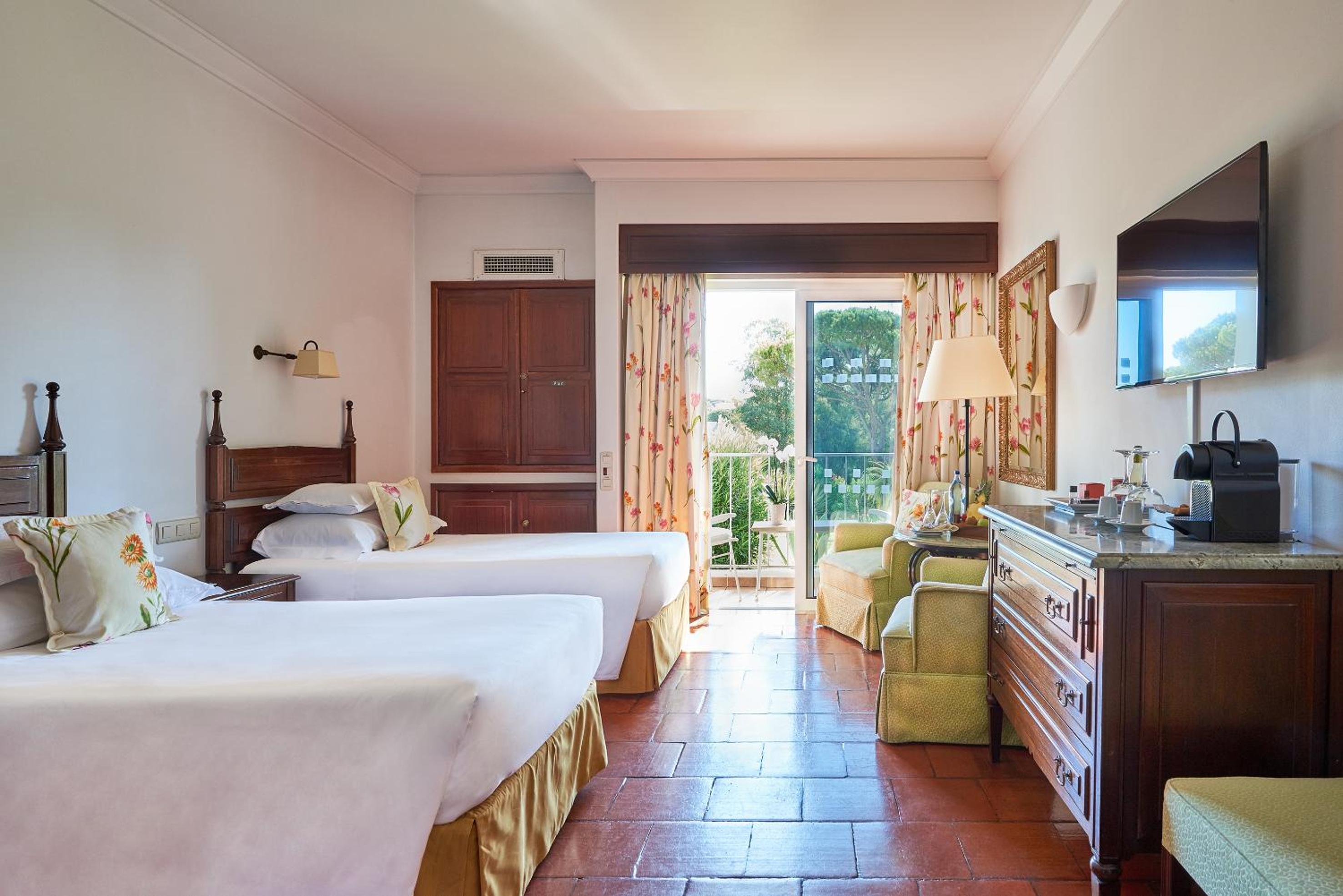 Classic Double or Twin Room with Land View - Photo 2