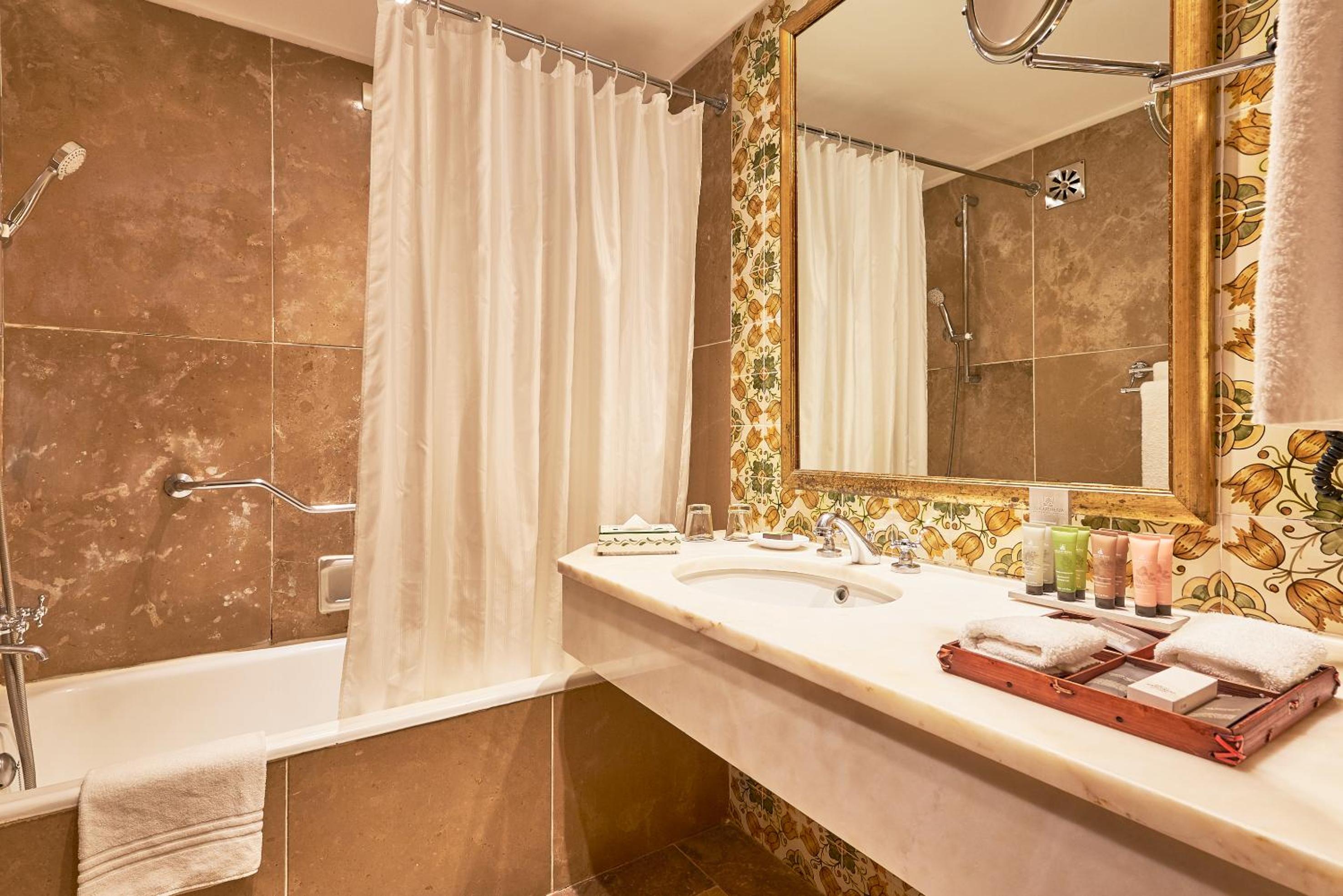 Classic Double or Twin Room with Land View - Photo 4