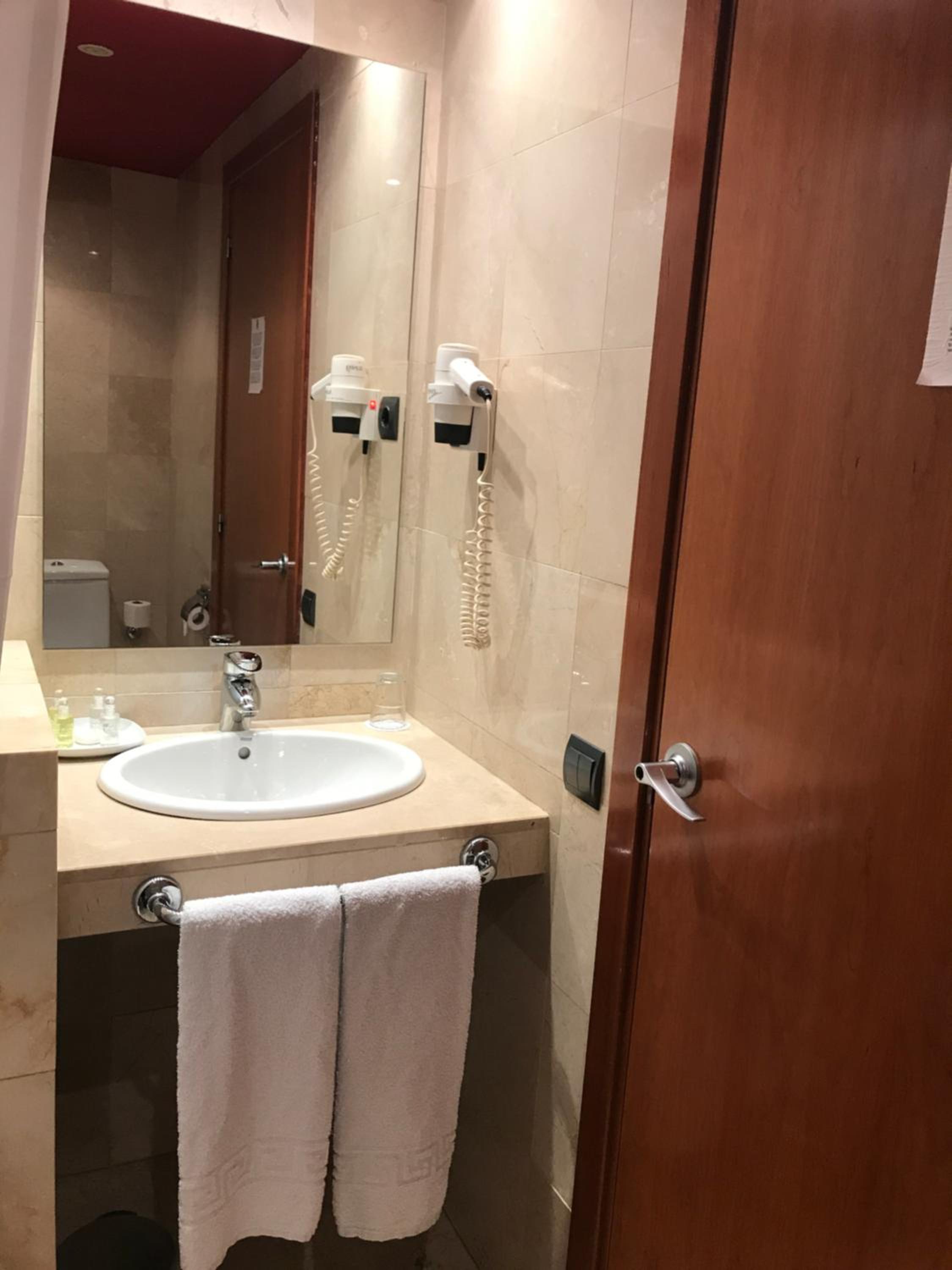 Twin Room - Photo 3
