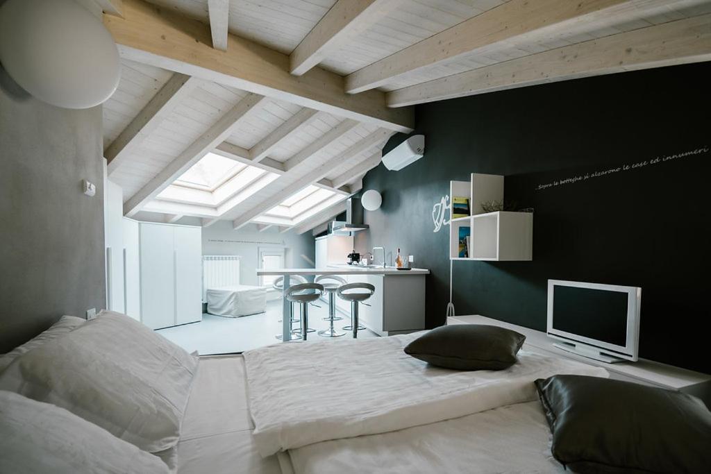 Attic studio apartment photo 1