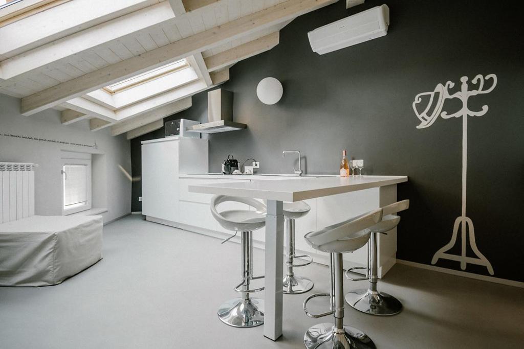 Attic studio apartment photo 2