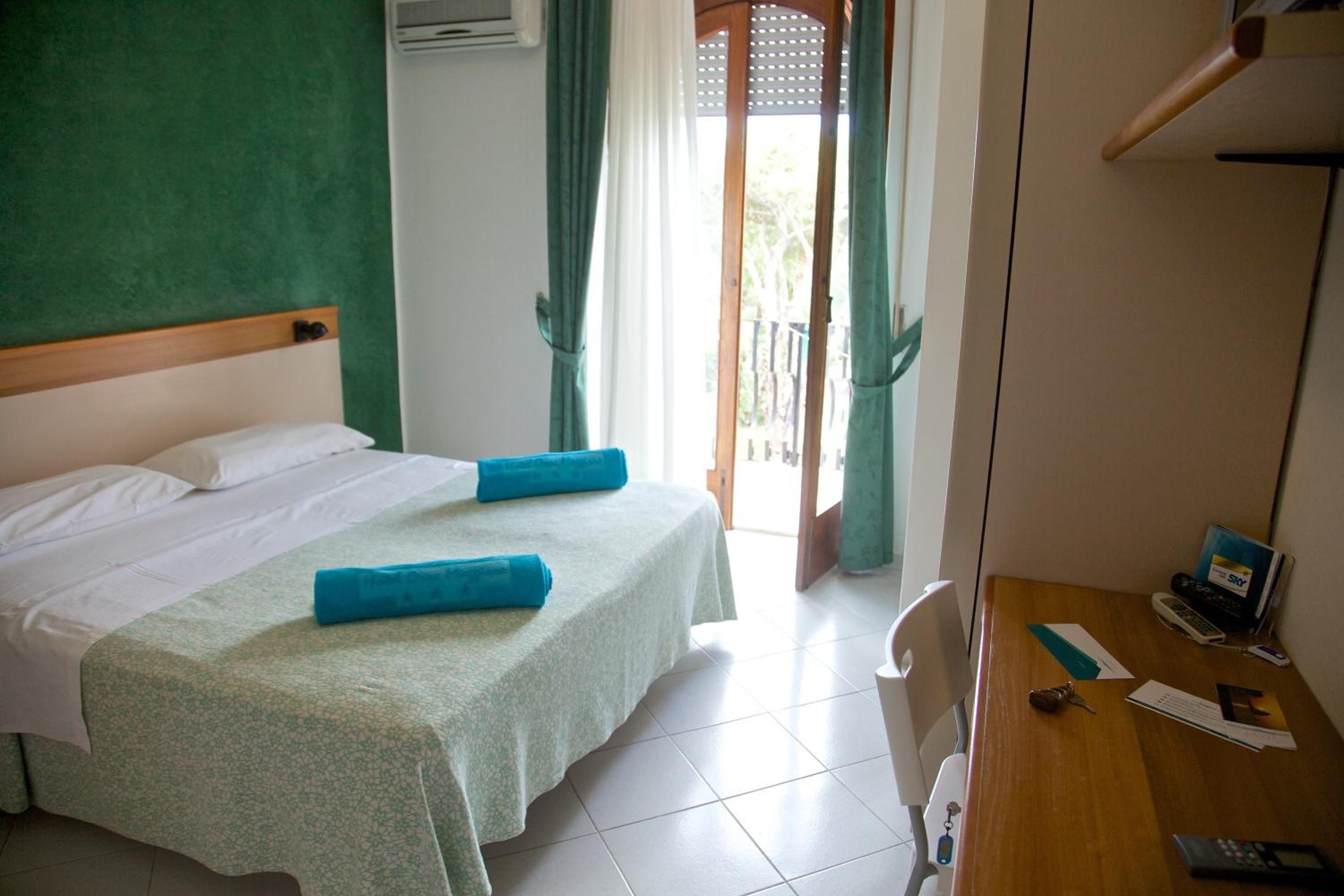 Standard Double or Twin Room - Photo 8