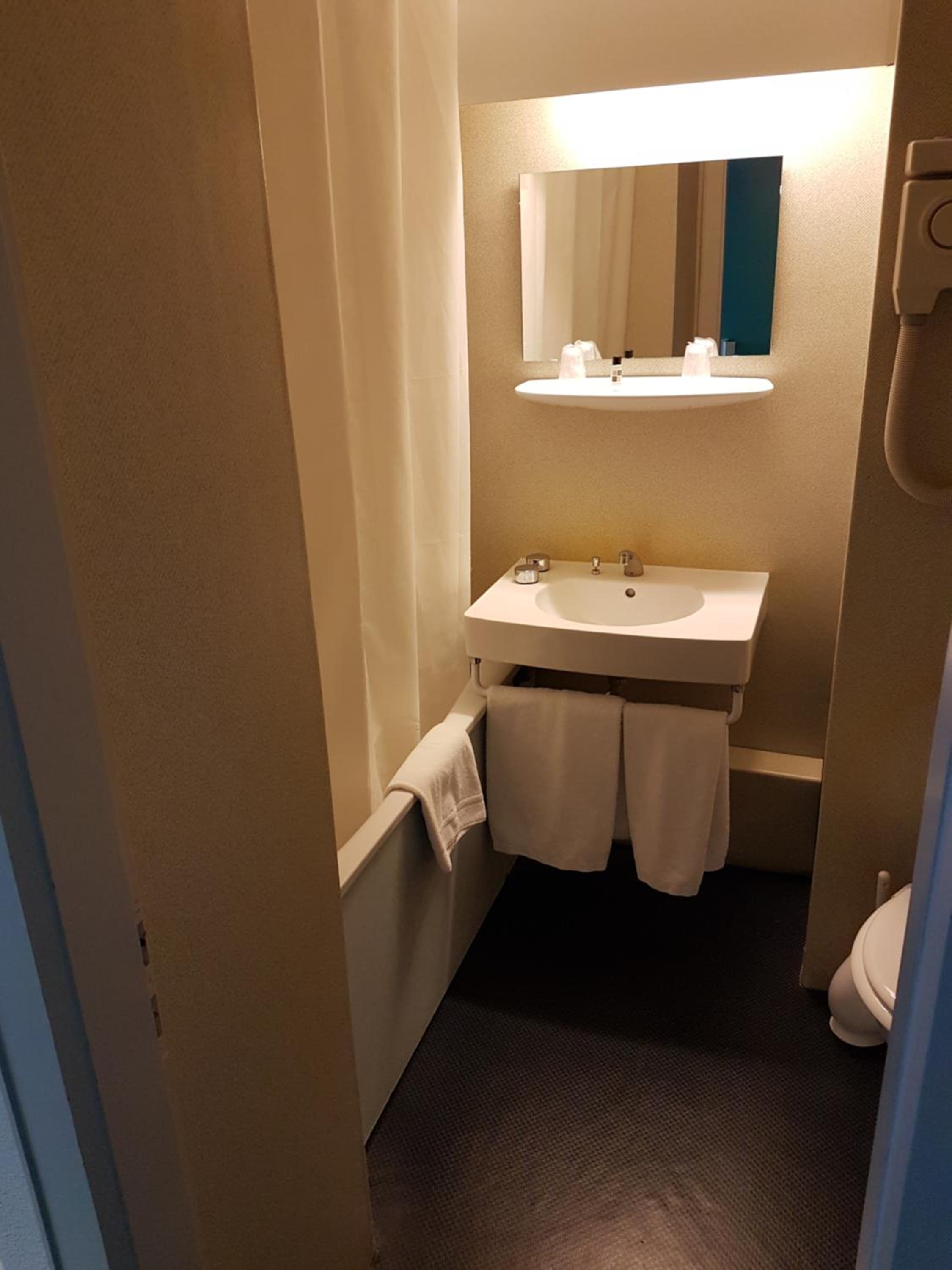Twin Room - Photo 2