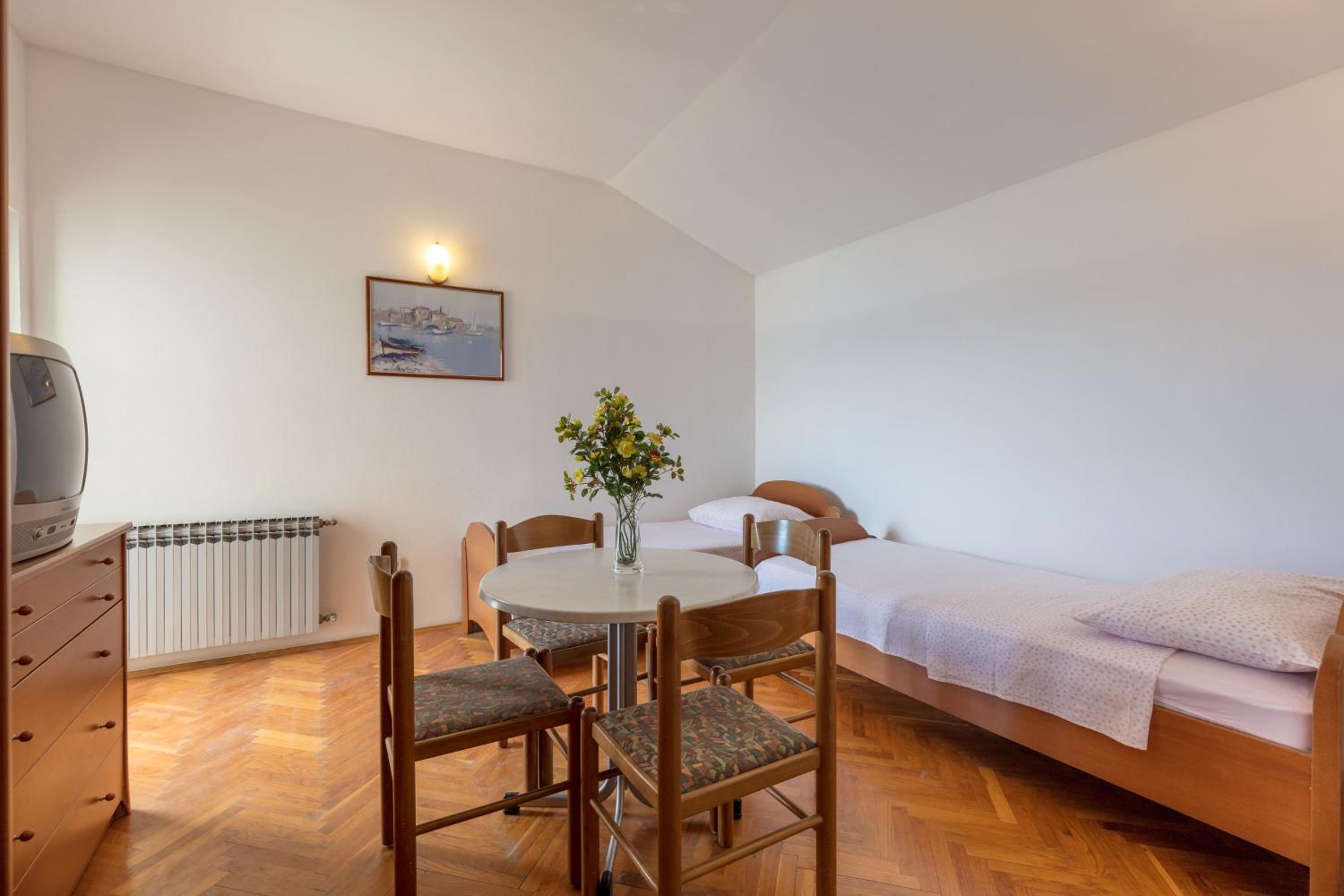 Studio Apartment with Balcony and Sea View - Photo 6
