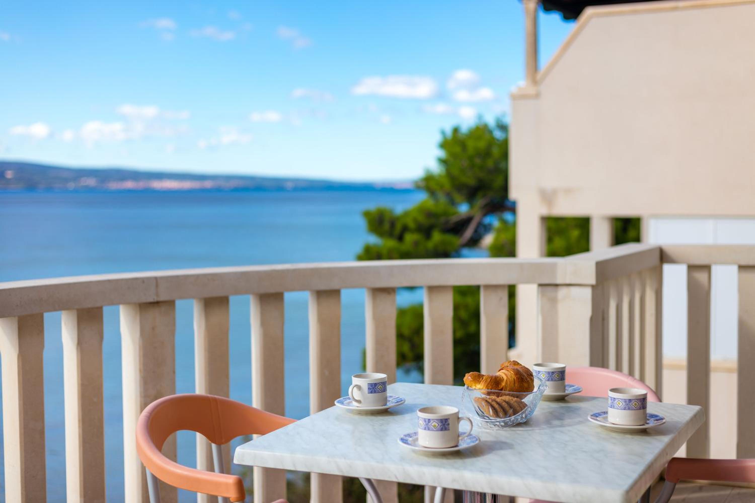 Studio Apartment with Balcony and Sea View - Photo 9