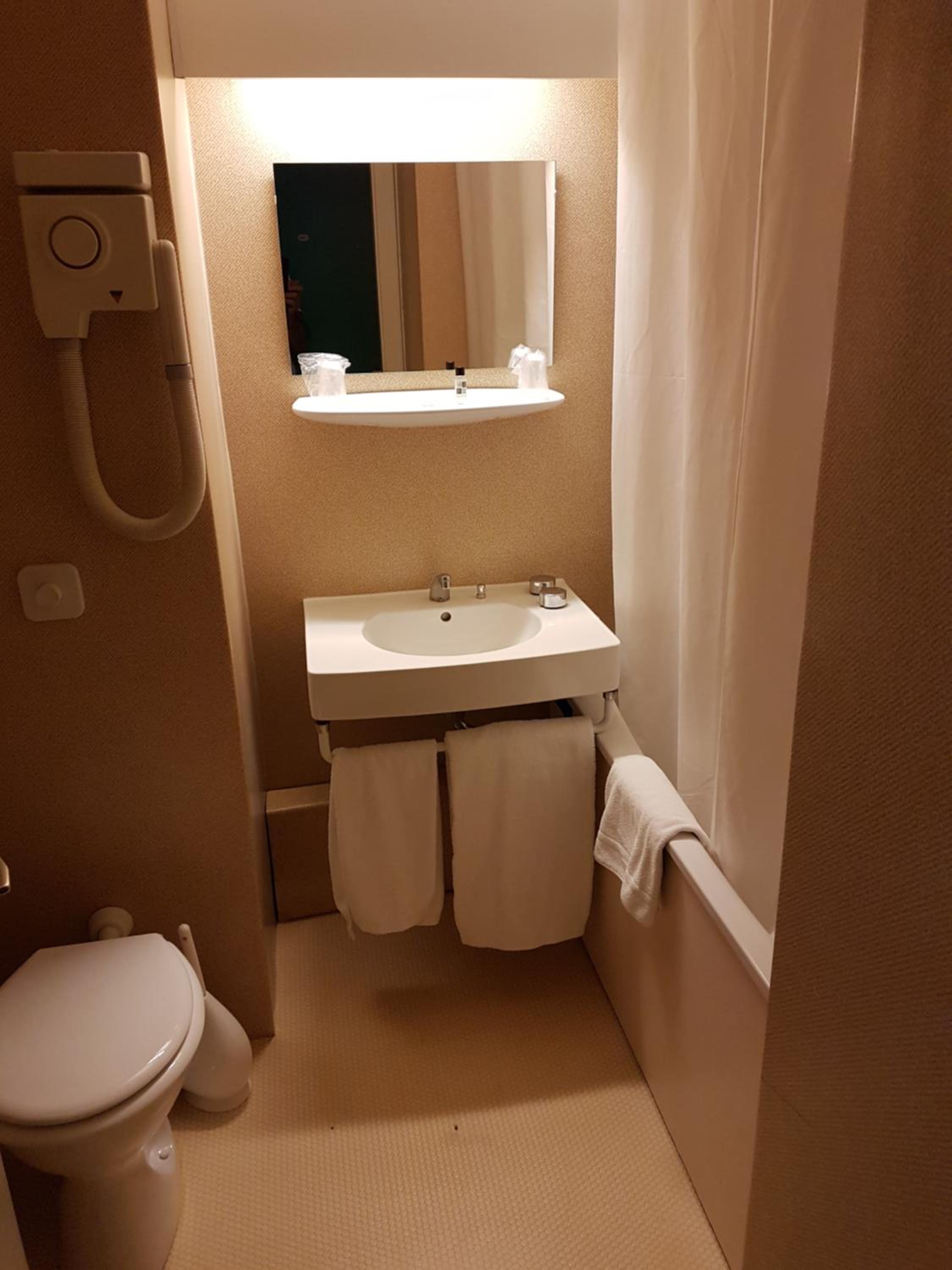 Twin Room - Photo 3