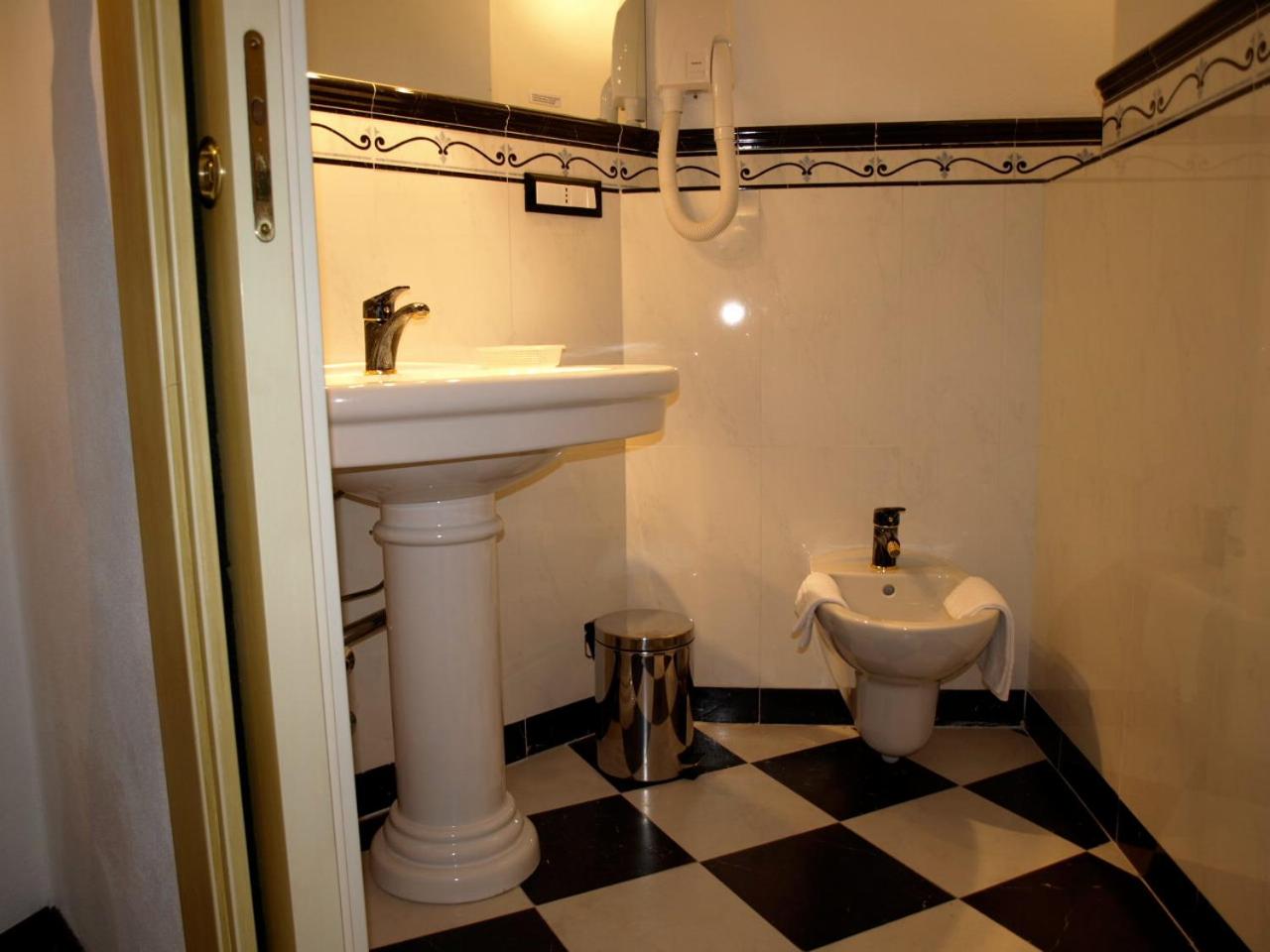 Superior Double Room with Spa Bath photo 3