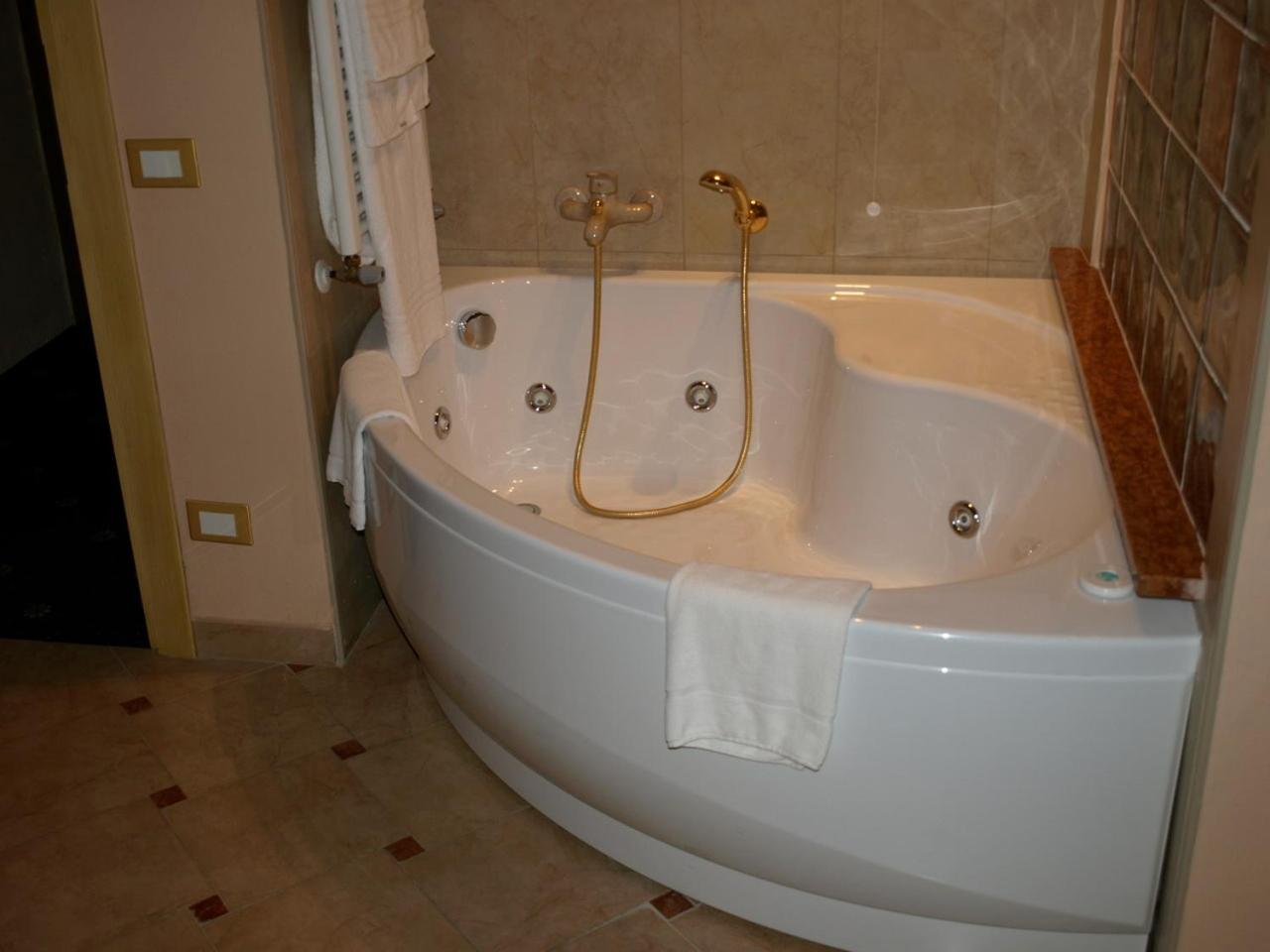 Superior Double Room with Spa Bath photo 2
