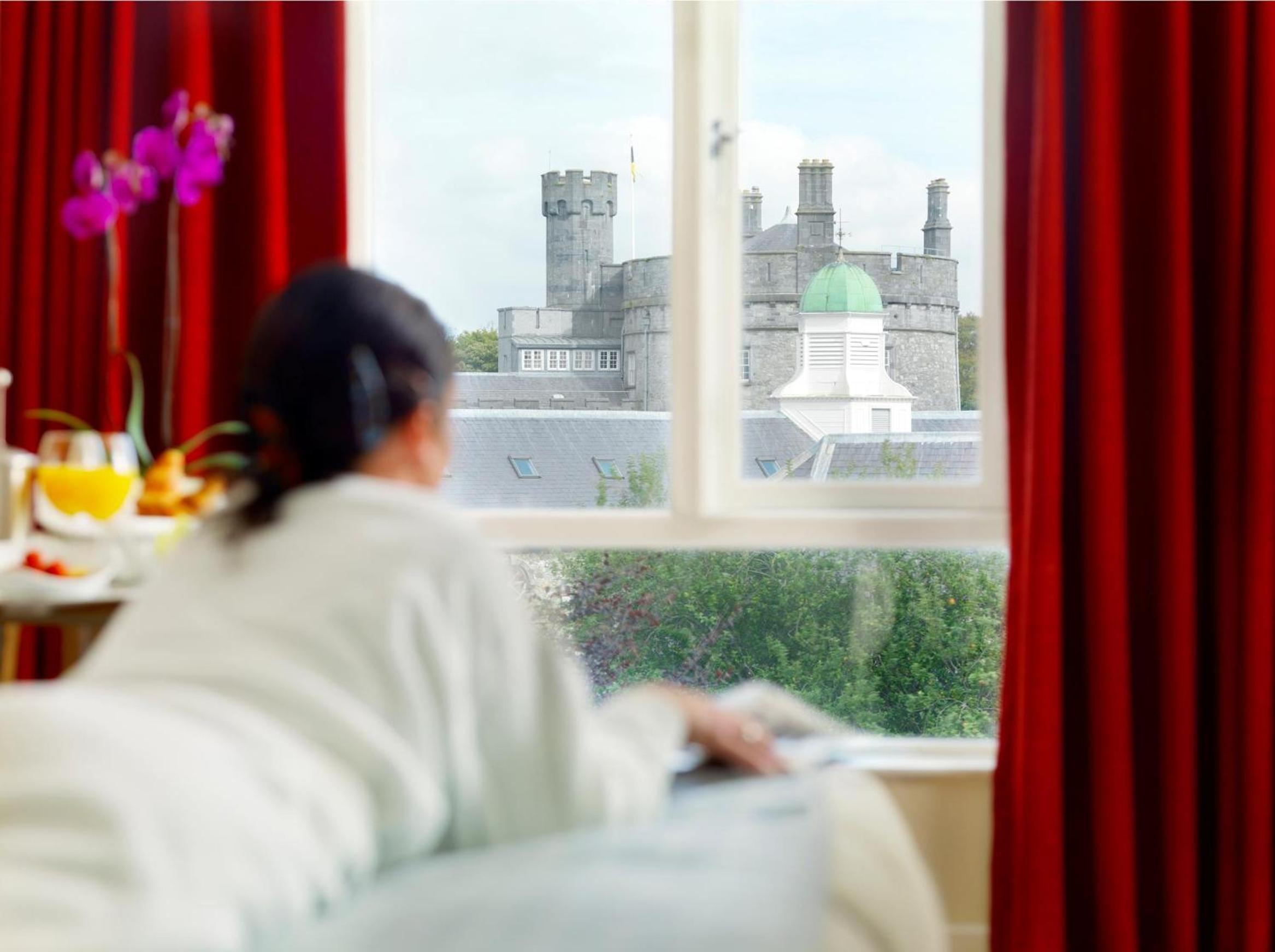 Castle View King Room - Photo 4
