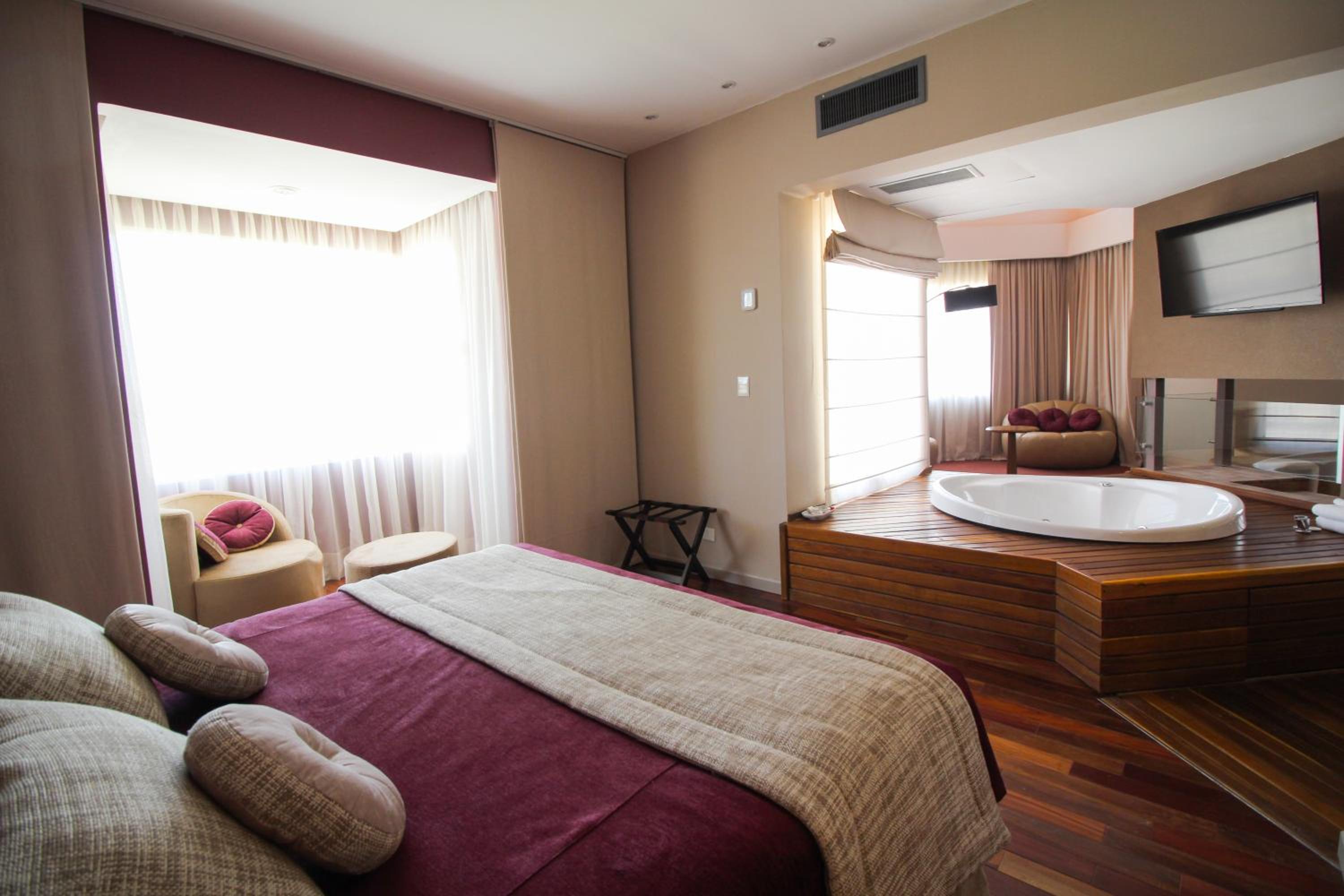 Deluxe Suite with Spa Bath photo 1
