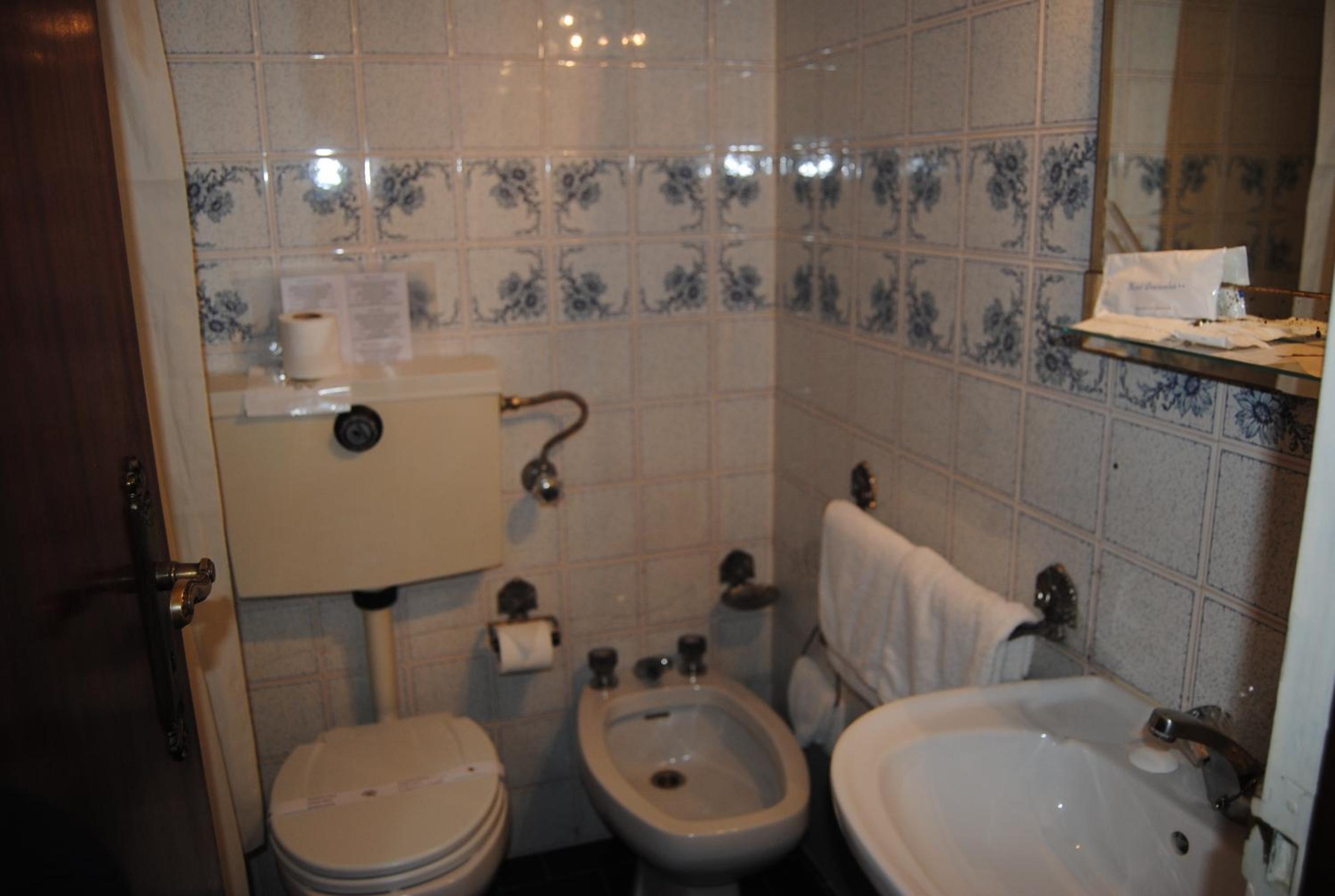 Deluxe Double Room - Photo 9