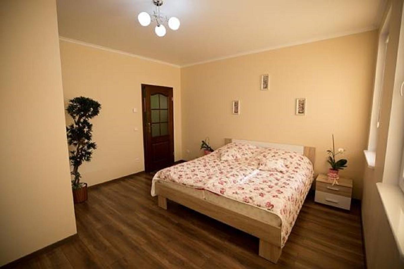 Apartment with Balcony - Photo 4
