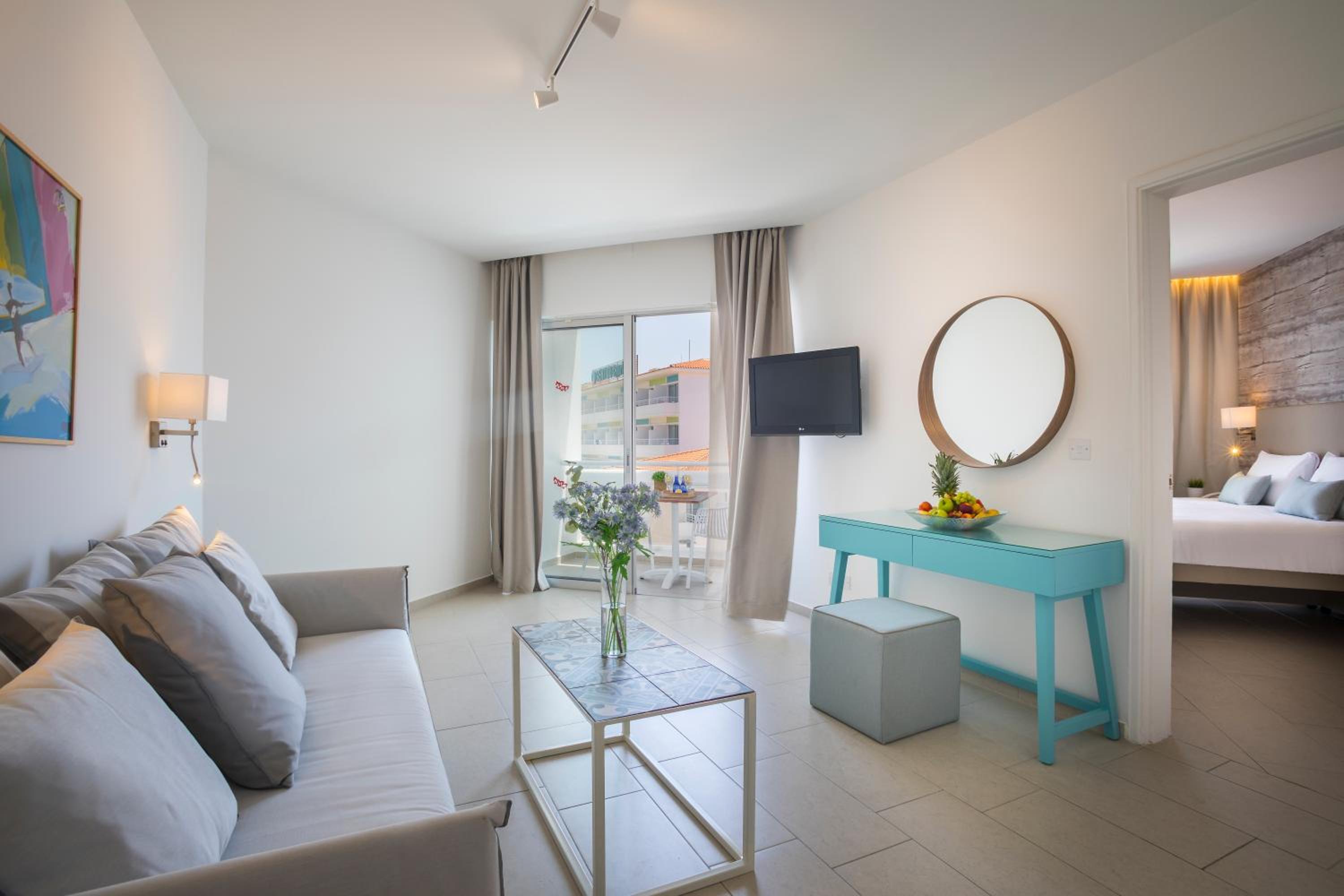 Superior Room With Side Sea View thumbnail 6