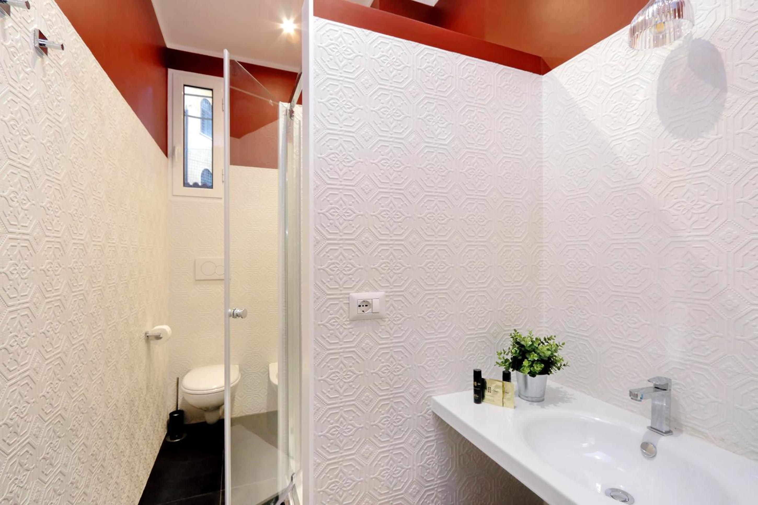 Three-Bedroom Apartment with Balcony photo 2
