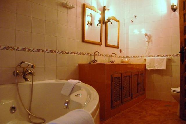 Suite with Hot Tub photo 2