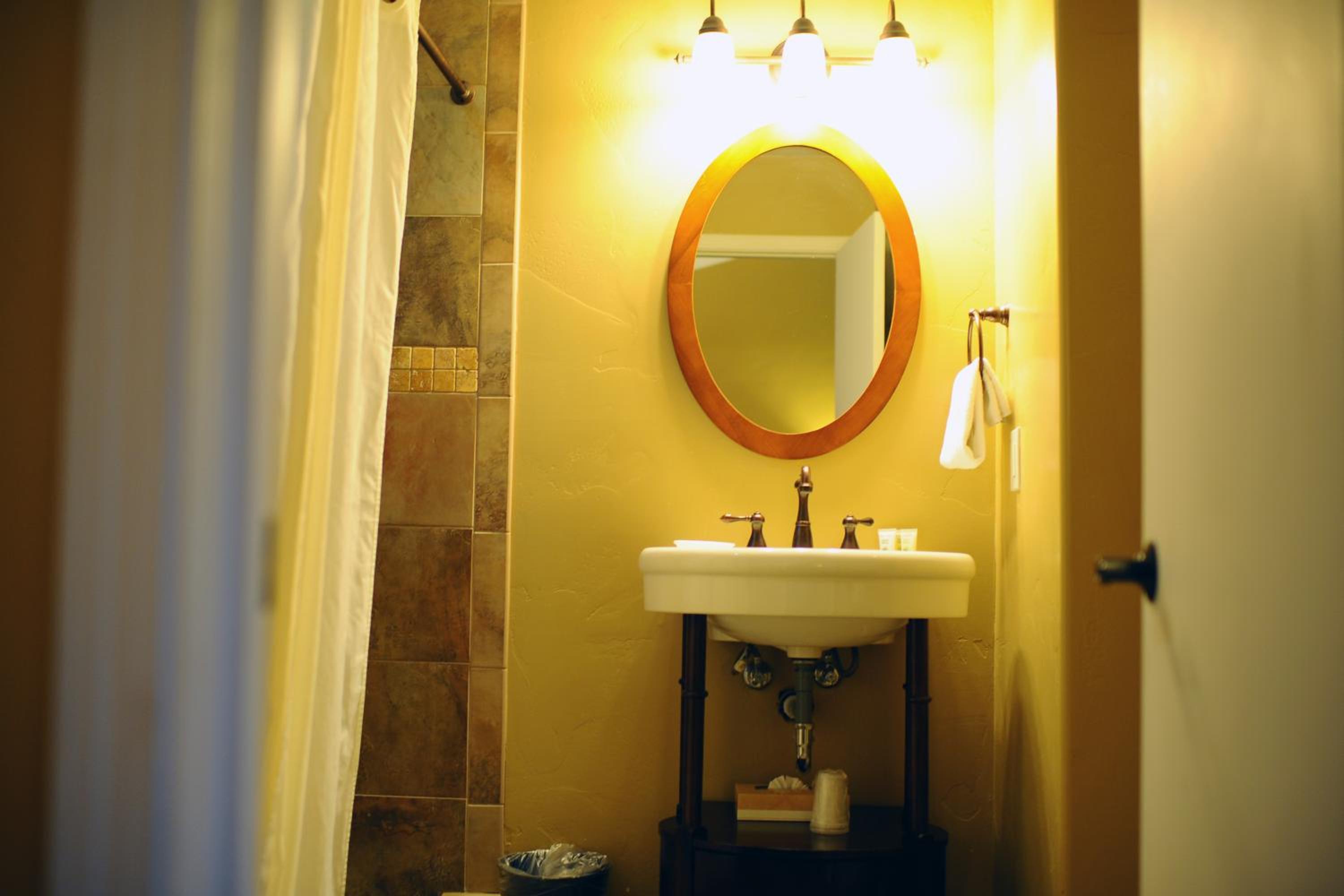 Deluxe Queen Room with Two Queen Beds - Photo 3