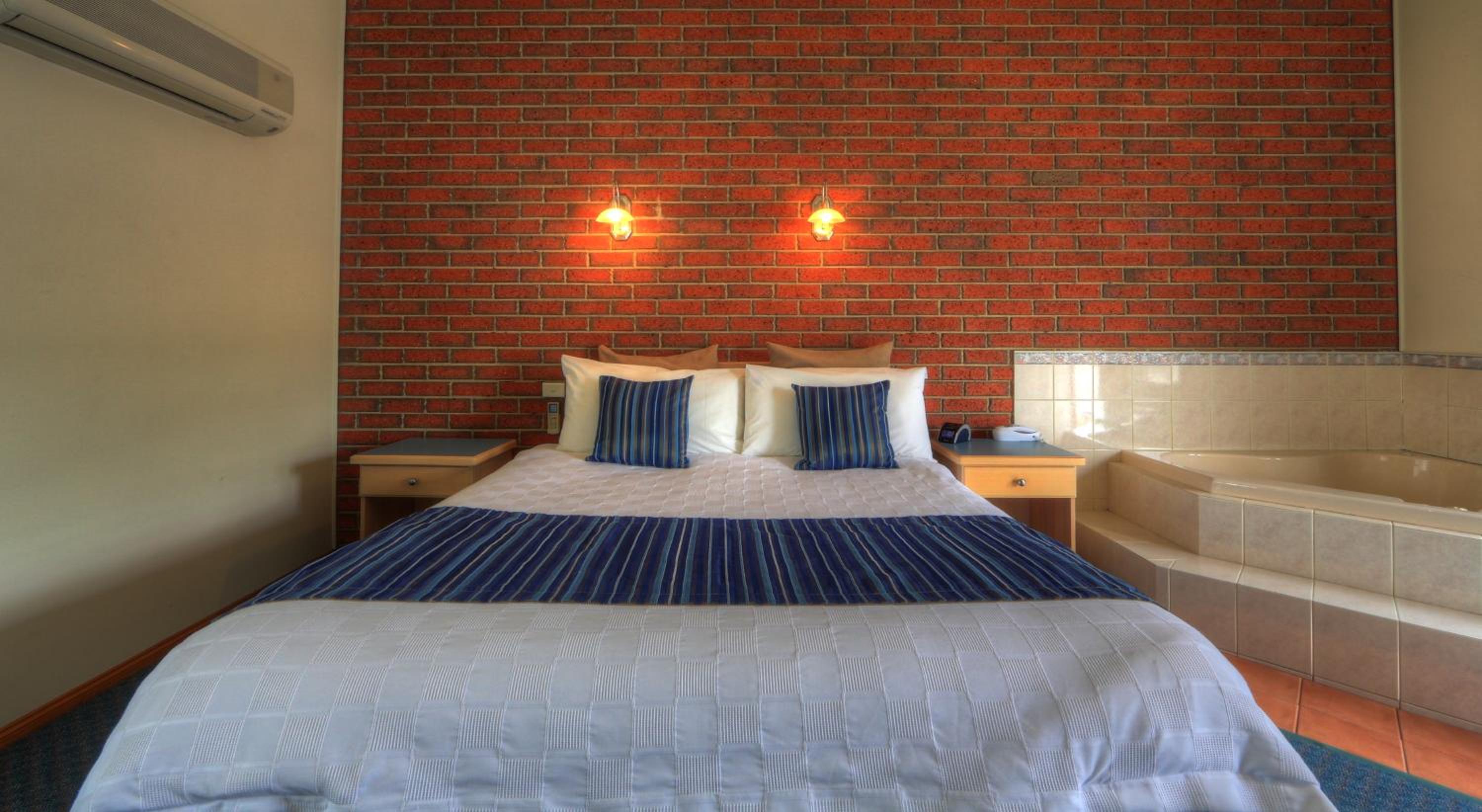 Deluxe King Suite with Spa Bath photo 3