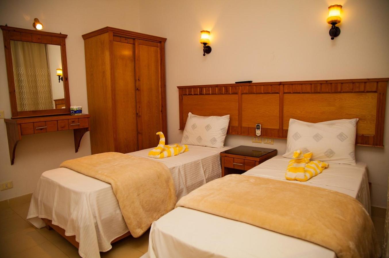 Twin Room with Bathroom - Photo 4