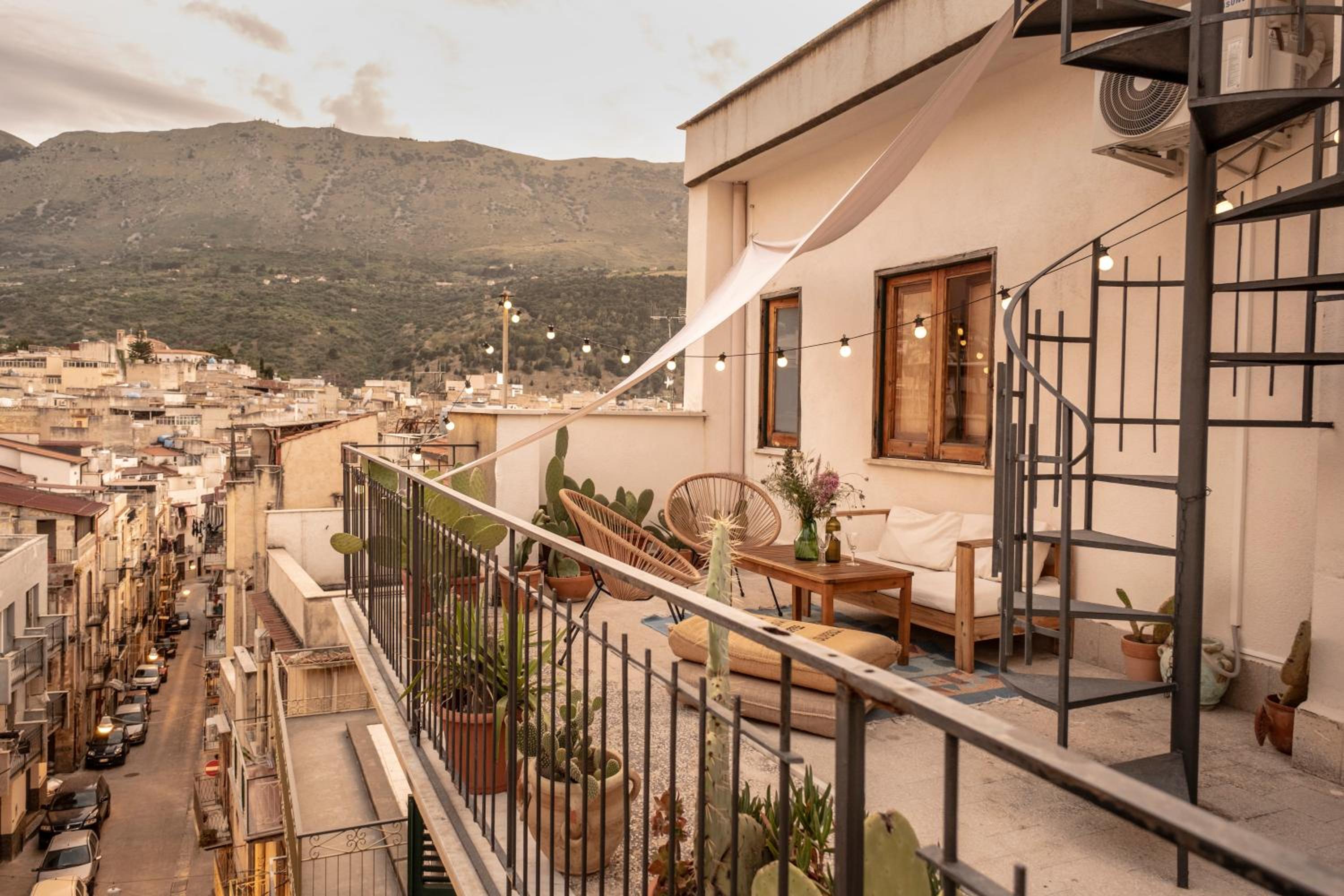 Apartment with Mountain View