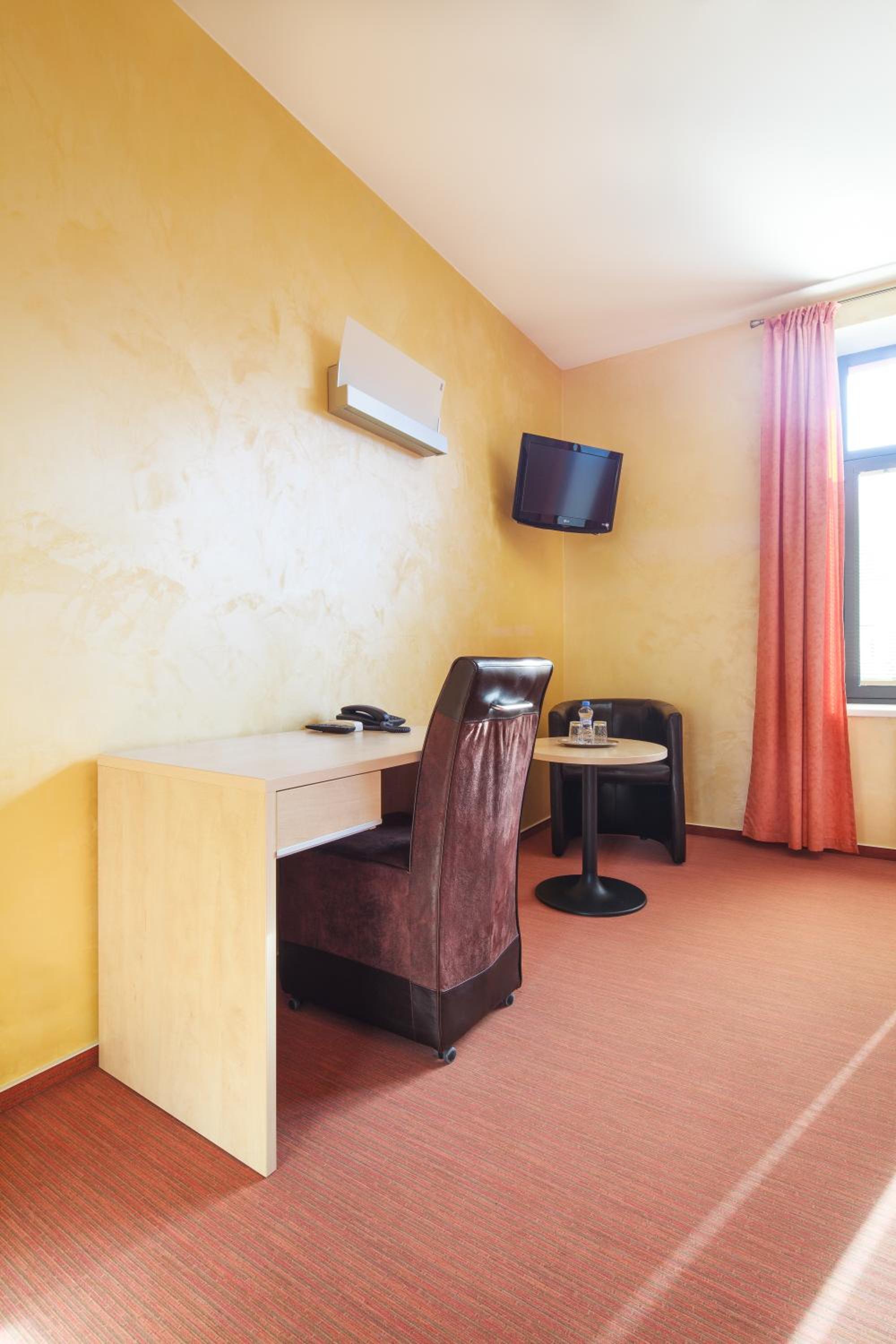 Double Room - Photo 4