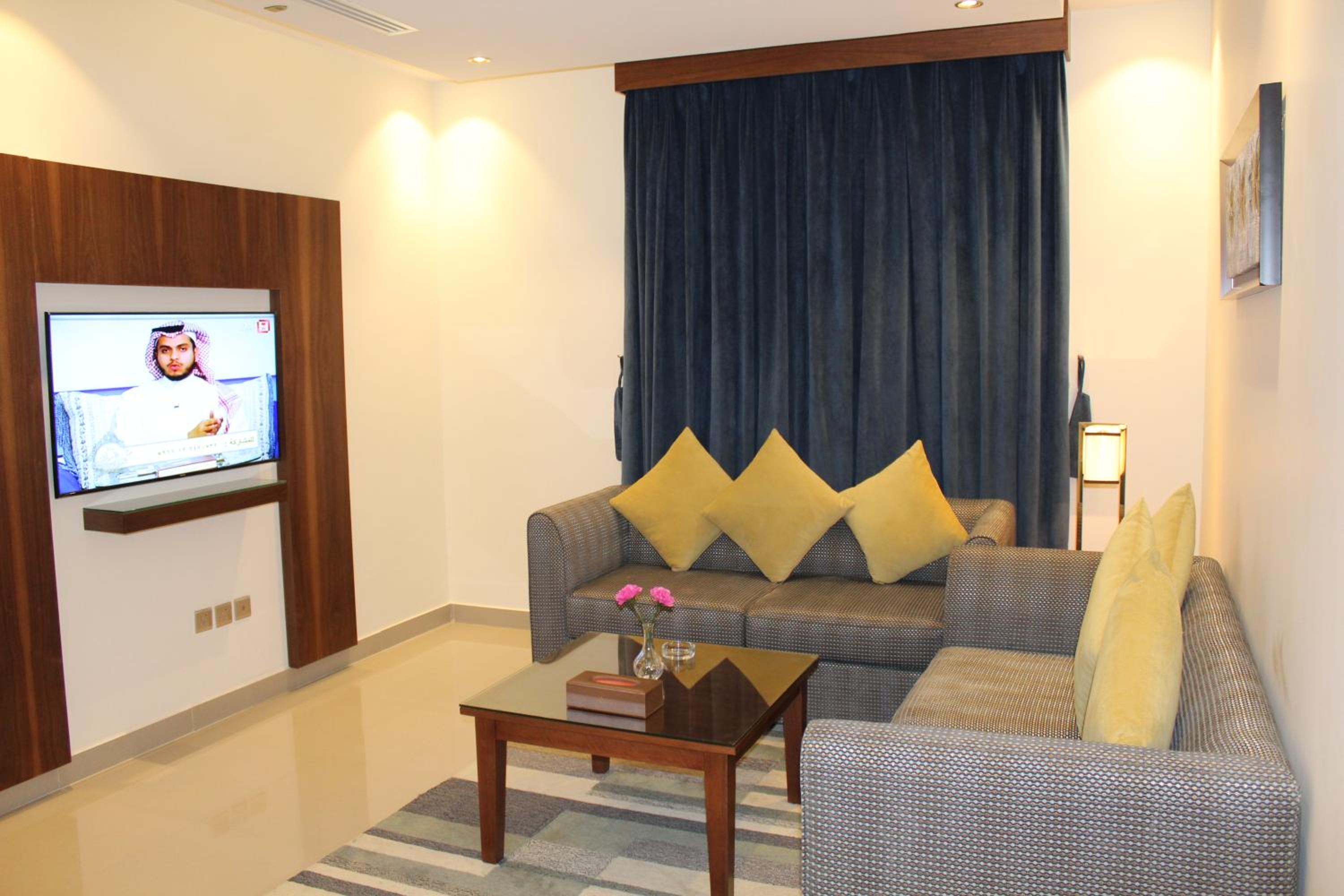 One-Bedroom Apartment with Living Room and Large Bed