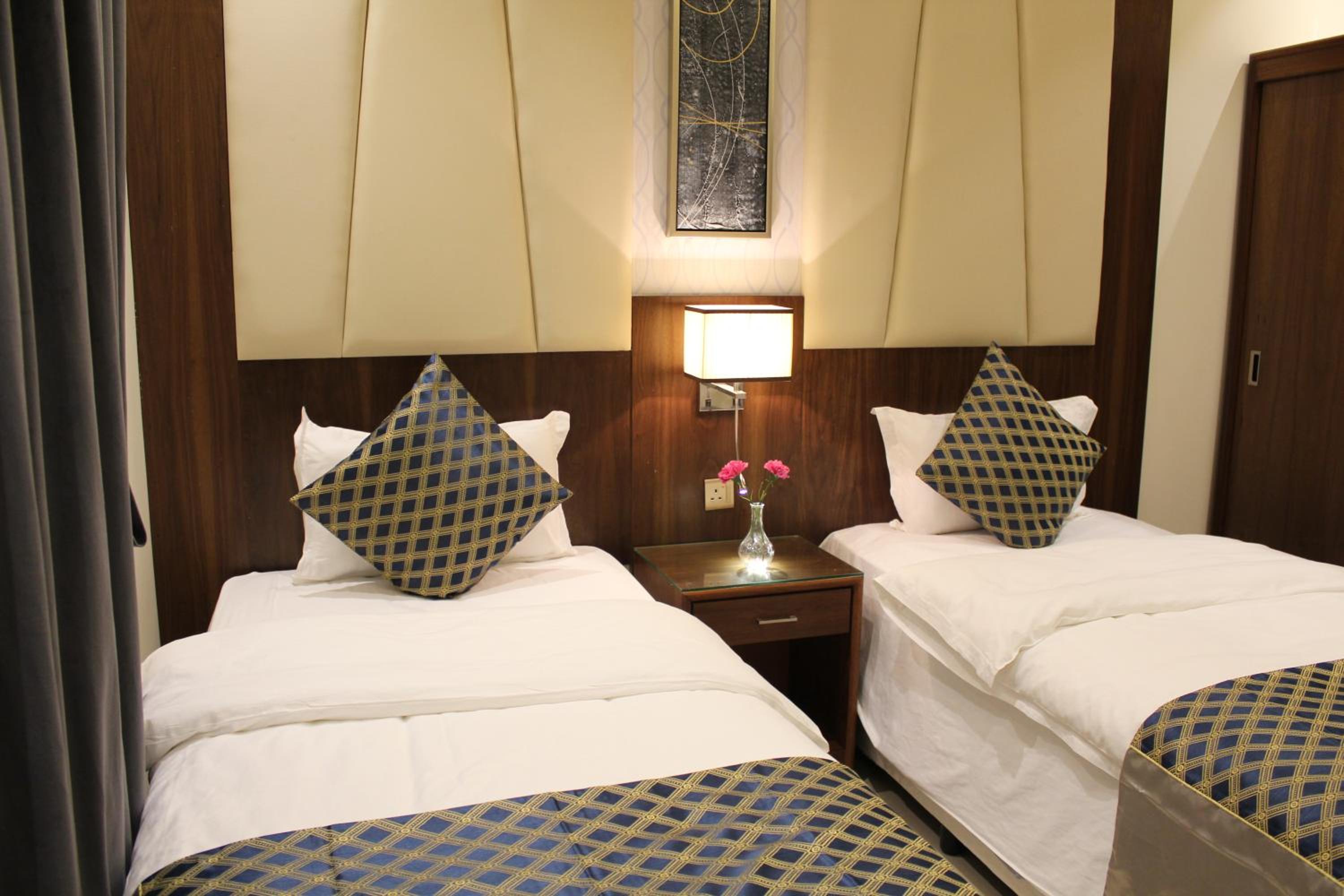 One-Bedroom Apartment with Living Room and Twin Beds