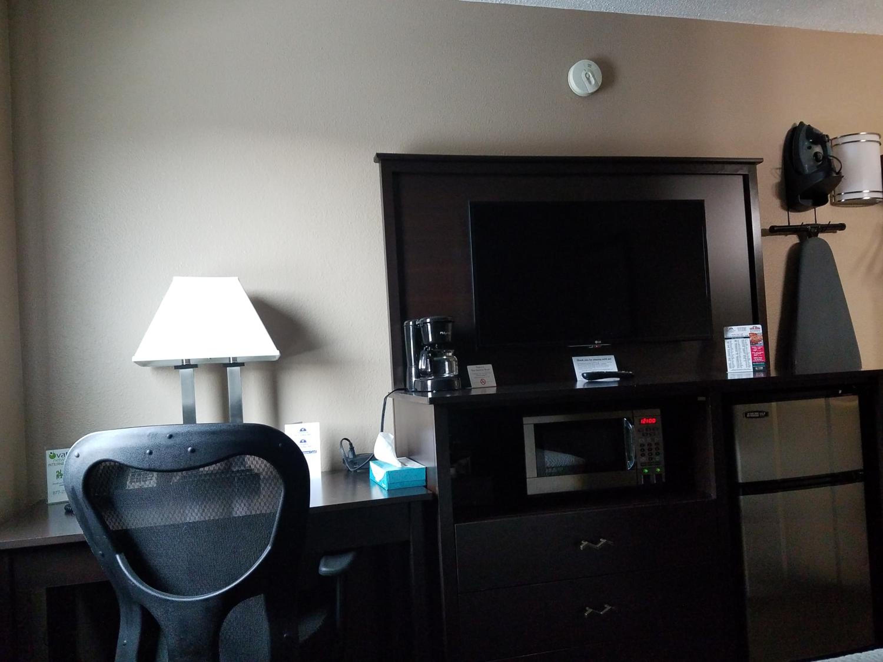 Queen Room - Non-Smoking photo 3