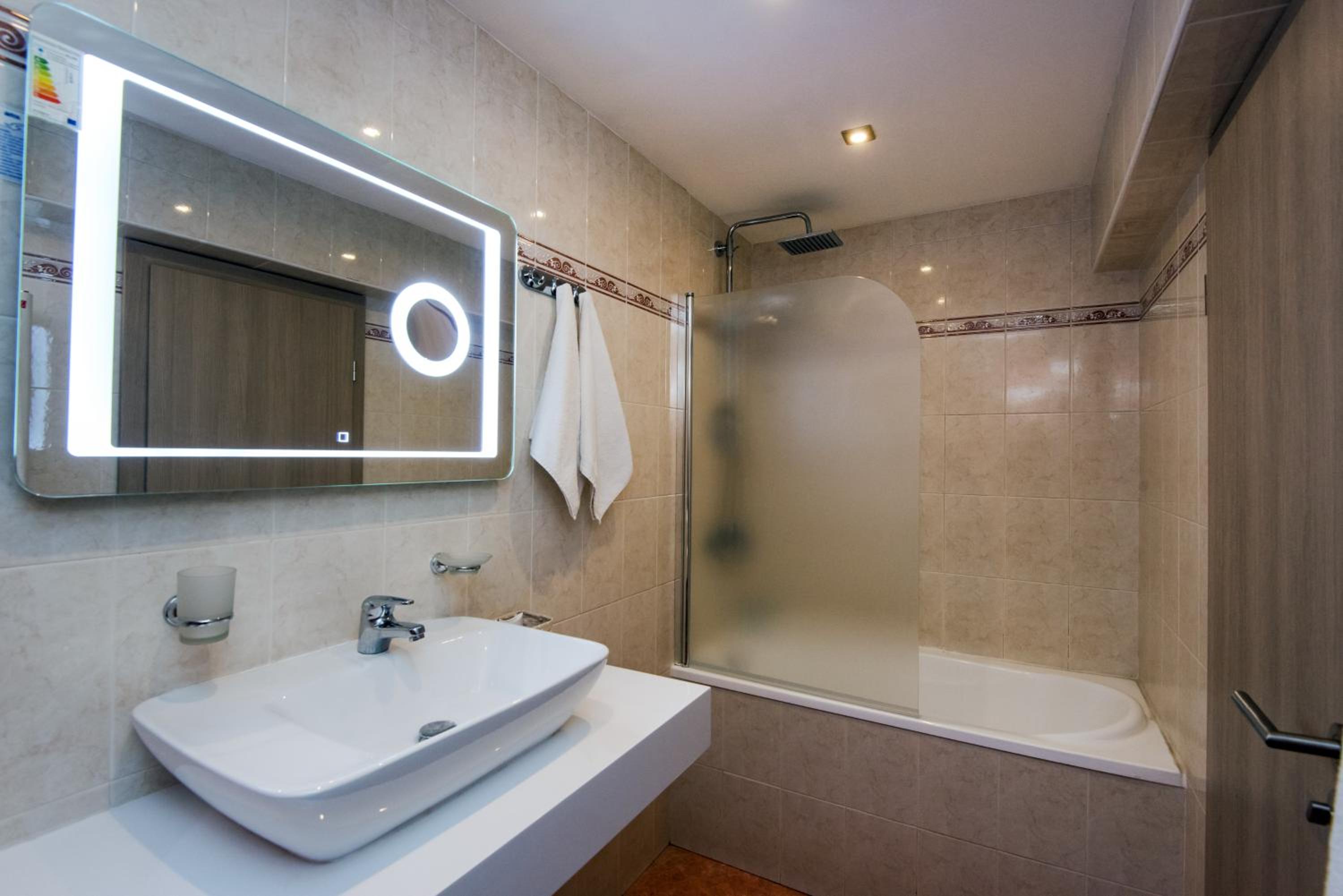 One-Bedroom Suite with Balcony photo 2