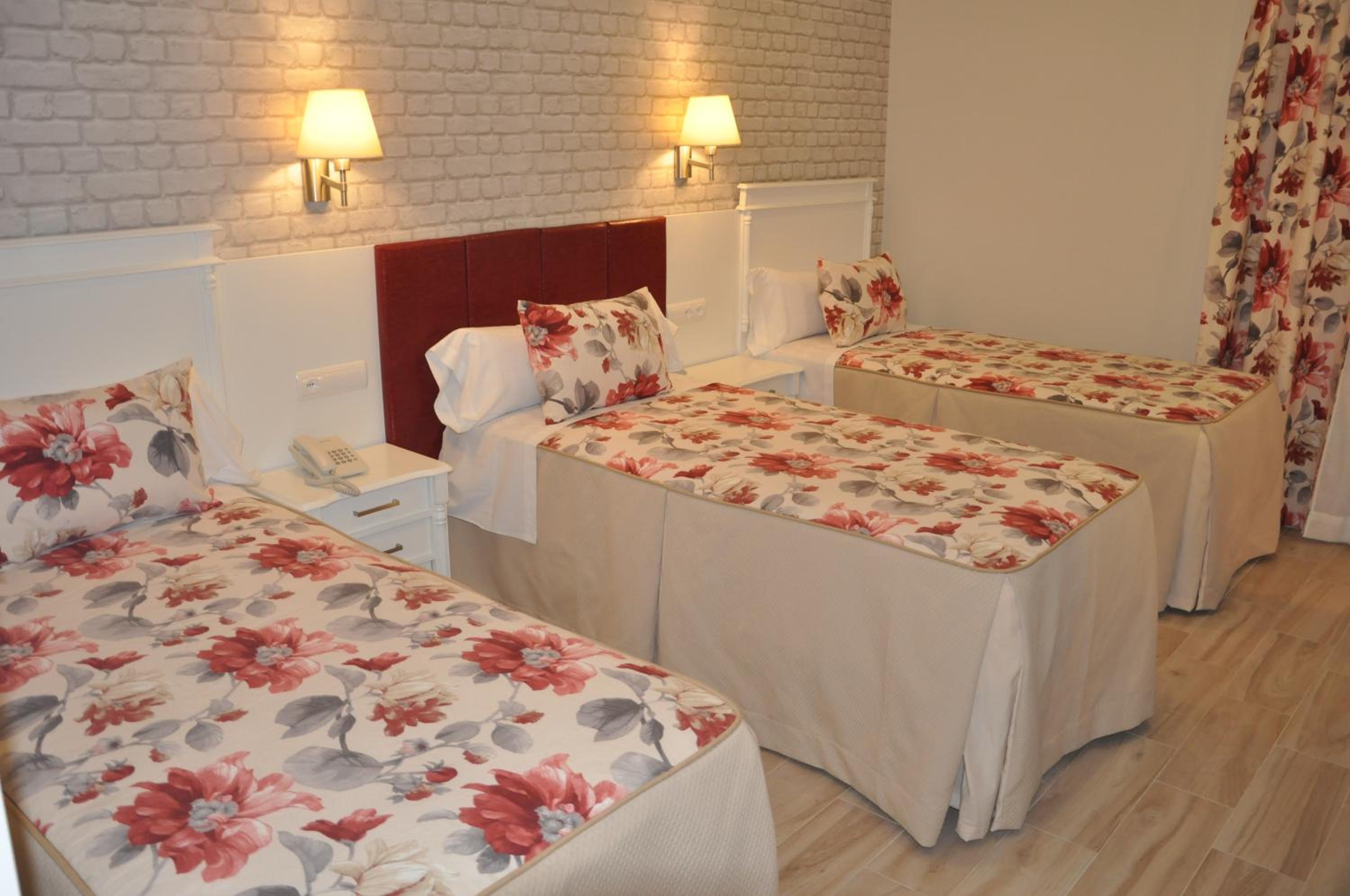 Twin Room with Extra Bed photo 3