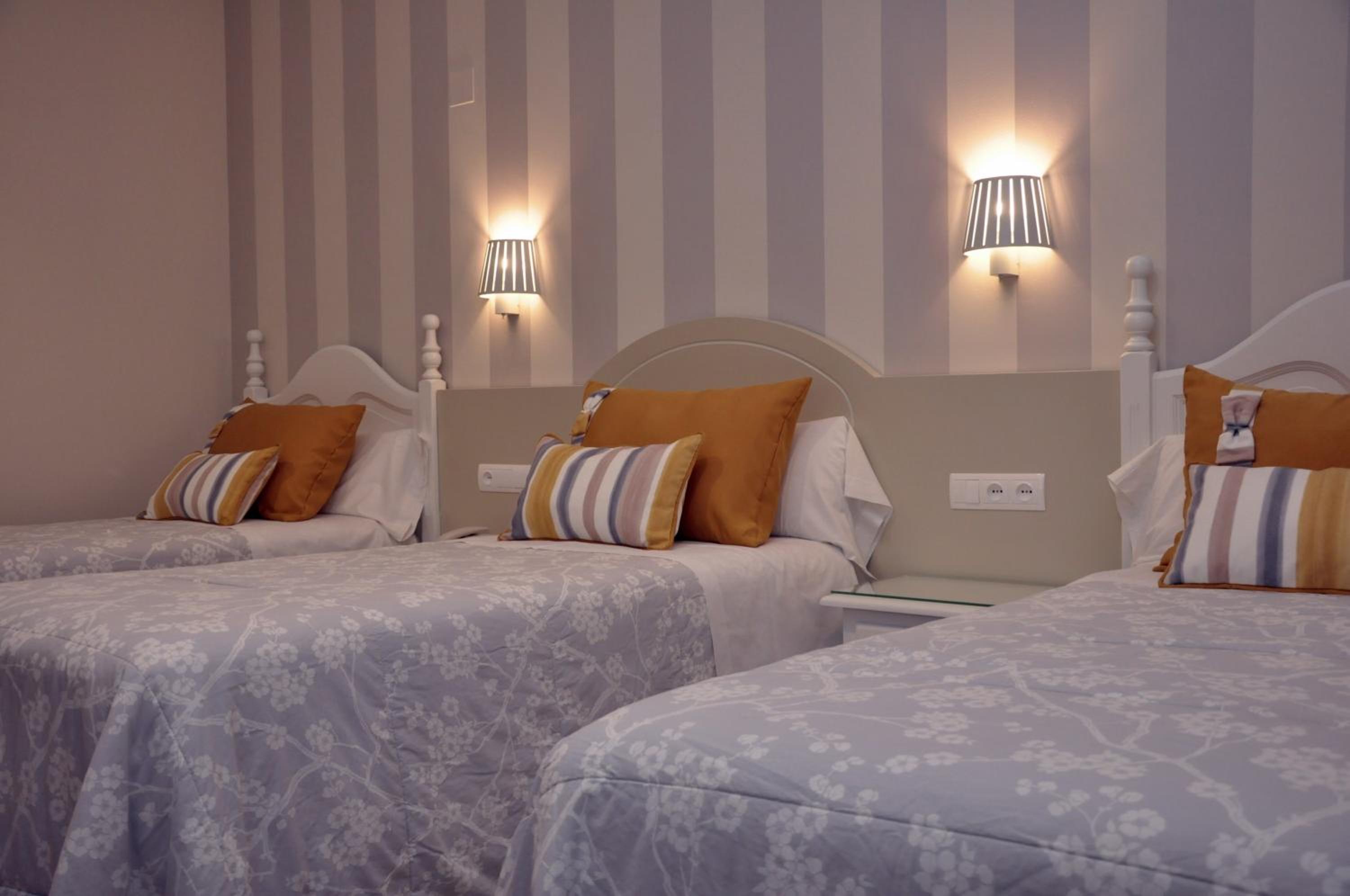 Twin Room with Extra Bed photo 2