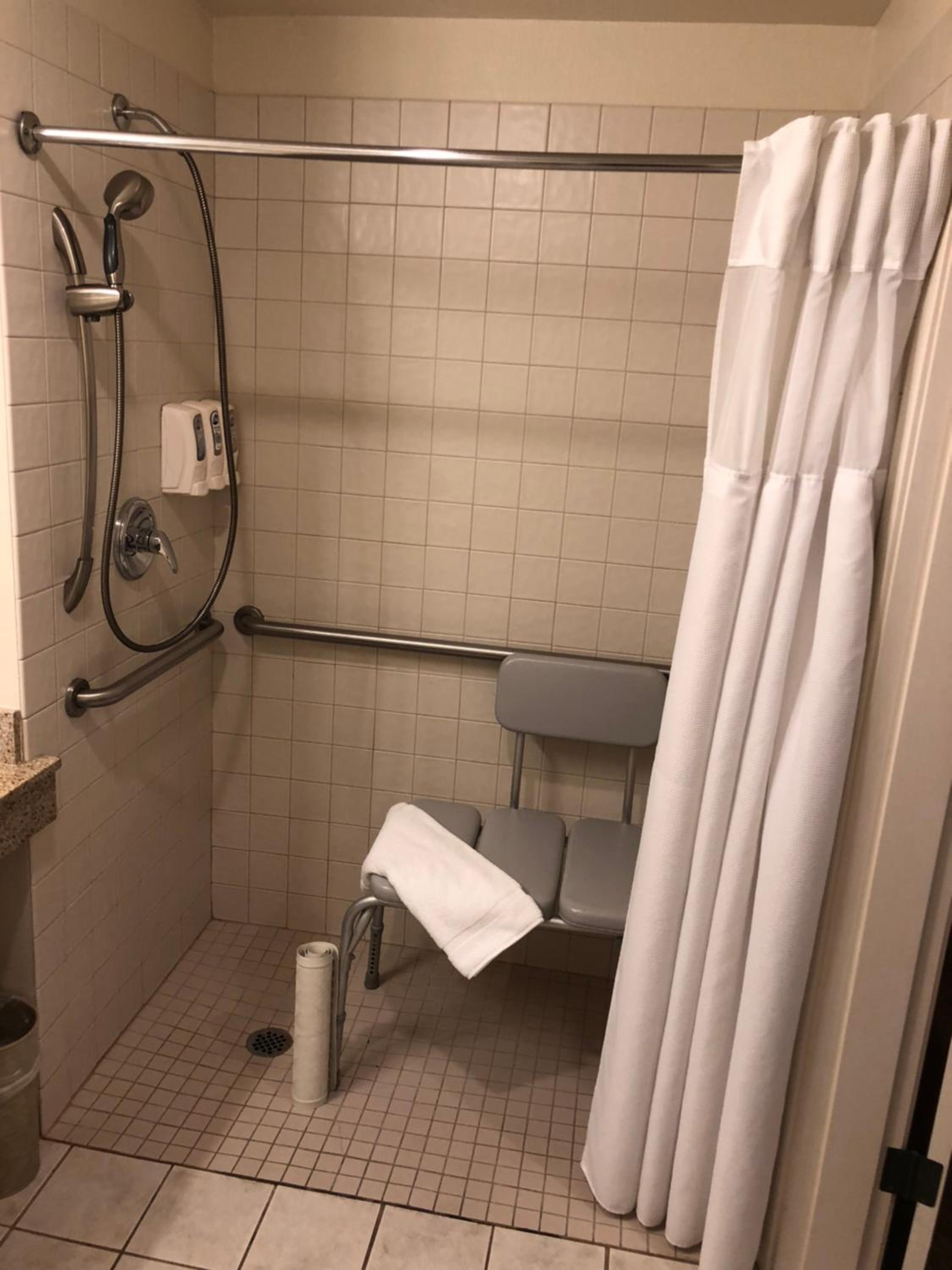 Queen Suite - Disability Access/Non-Smoking - Photo 8