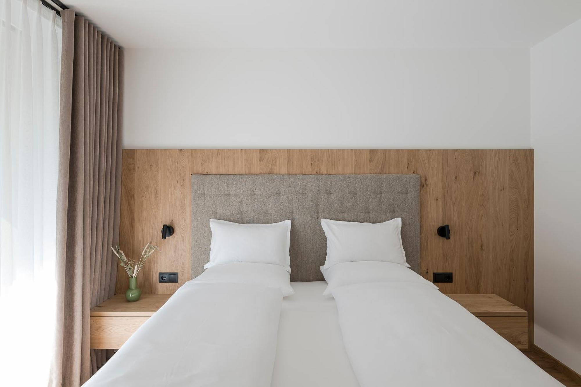 One-Bedroom Apartment with Balcony and Mountain View photo 2