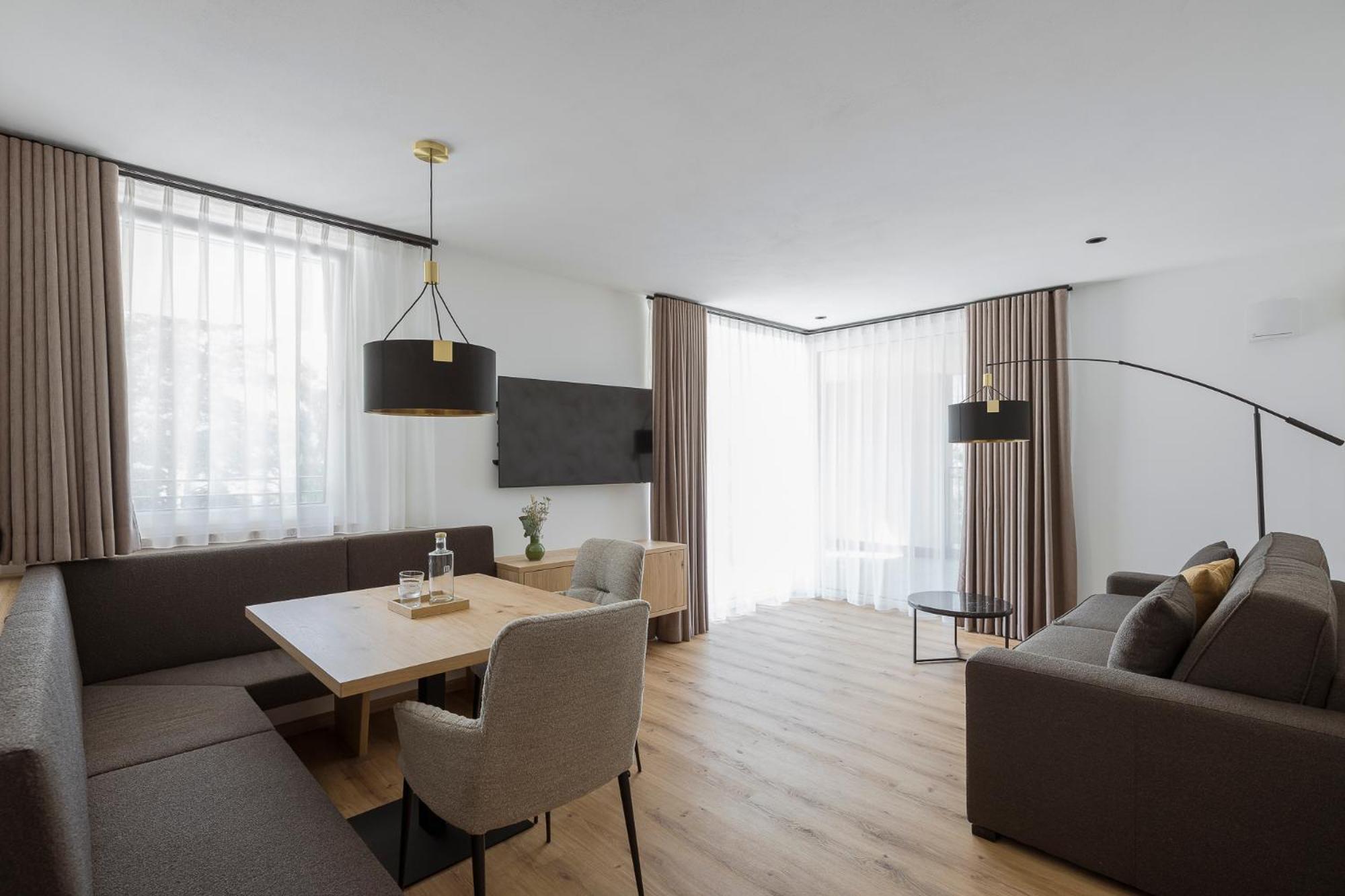 One-Bedroom Apartment with Balcony and Mountain View photo 1