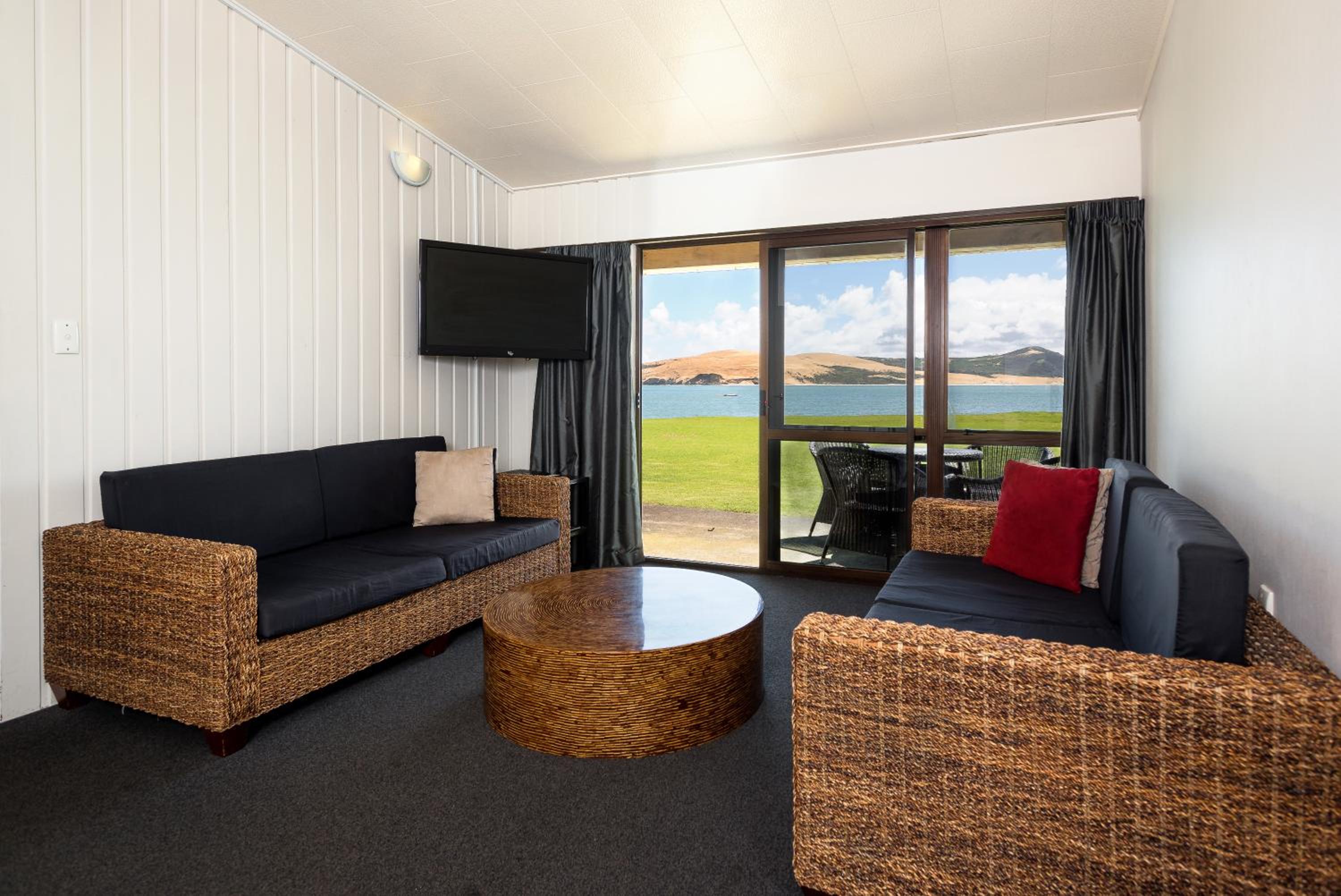 Two bedroom Beachfront Apartment - Photo 4