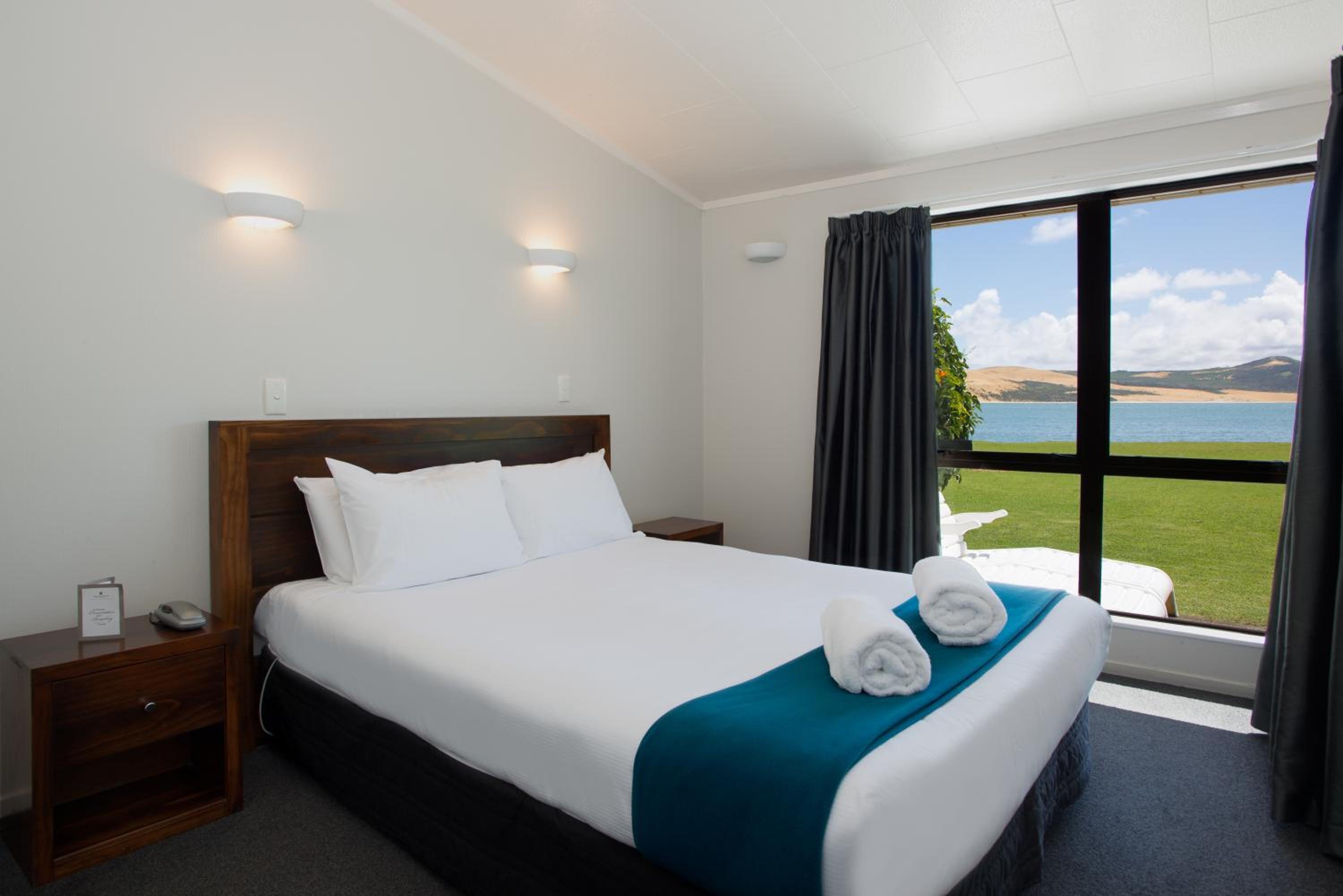 Two bedroom Beachfront Apartment - Photo 3