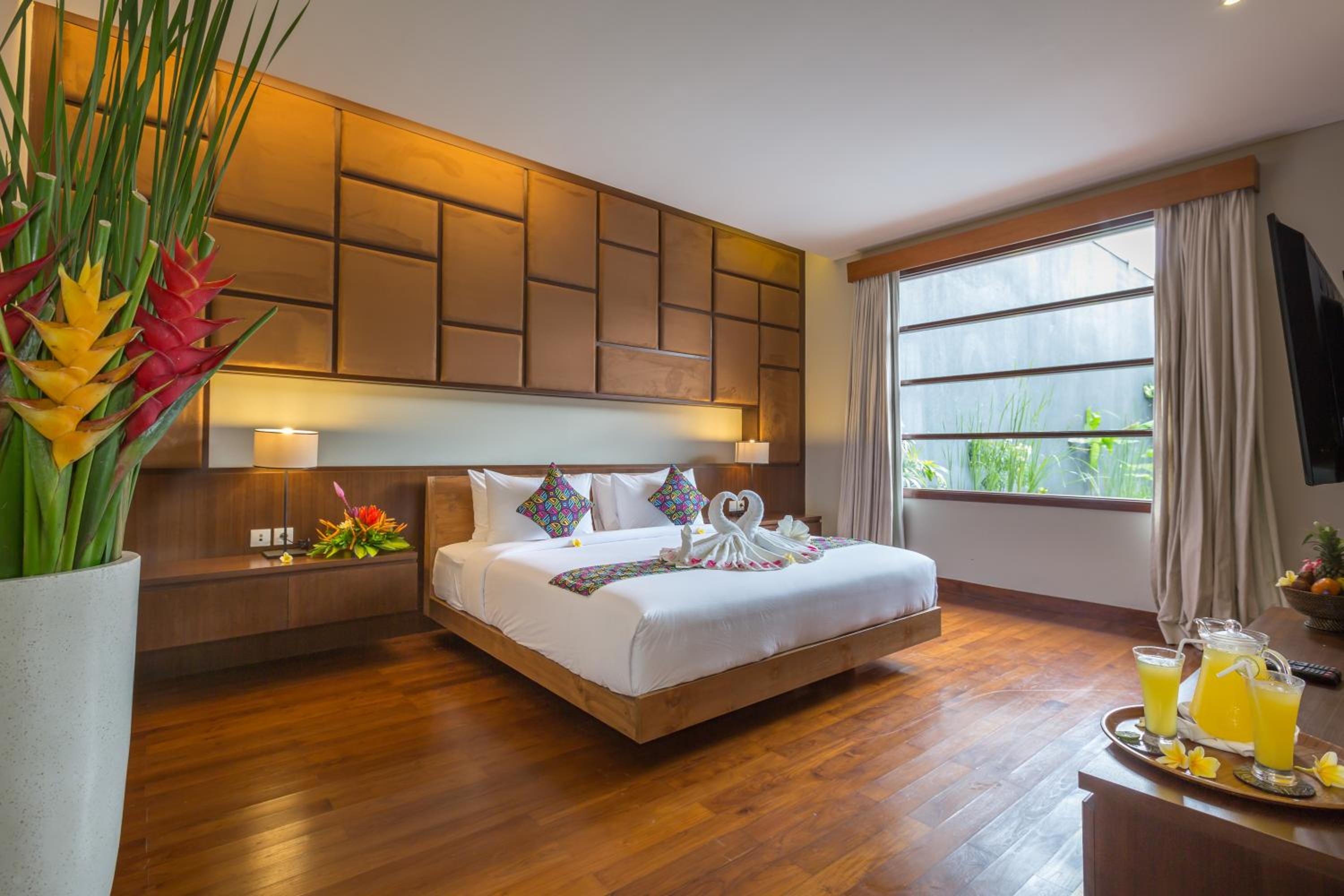 Three-Bedroom Villa with Private Pool - Photo 2