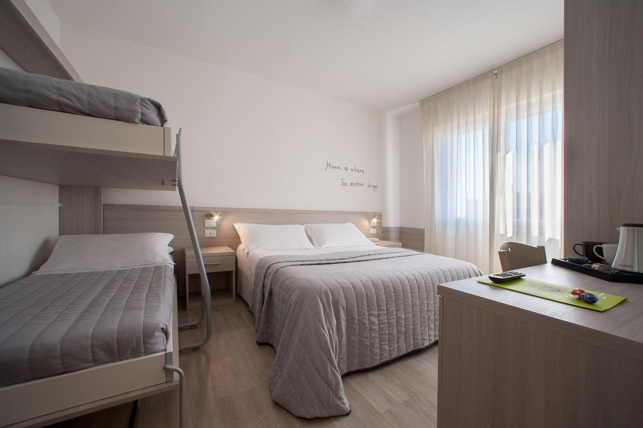 Quadruple Room with Balcony photo 2