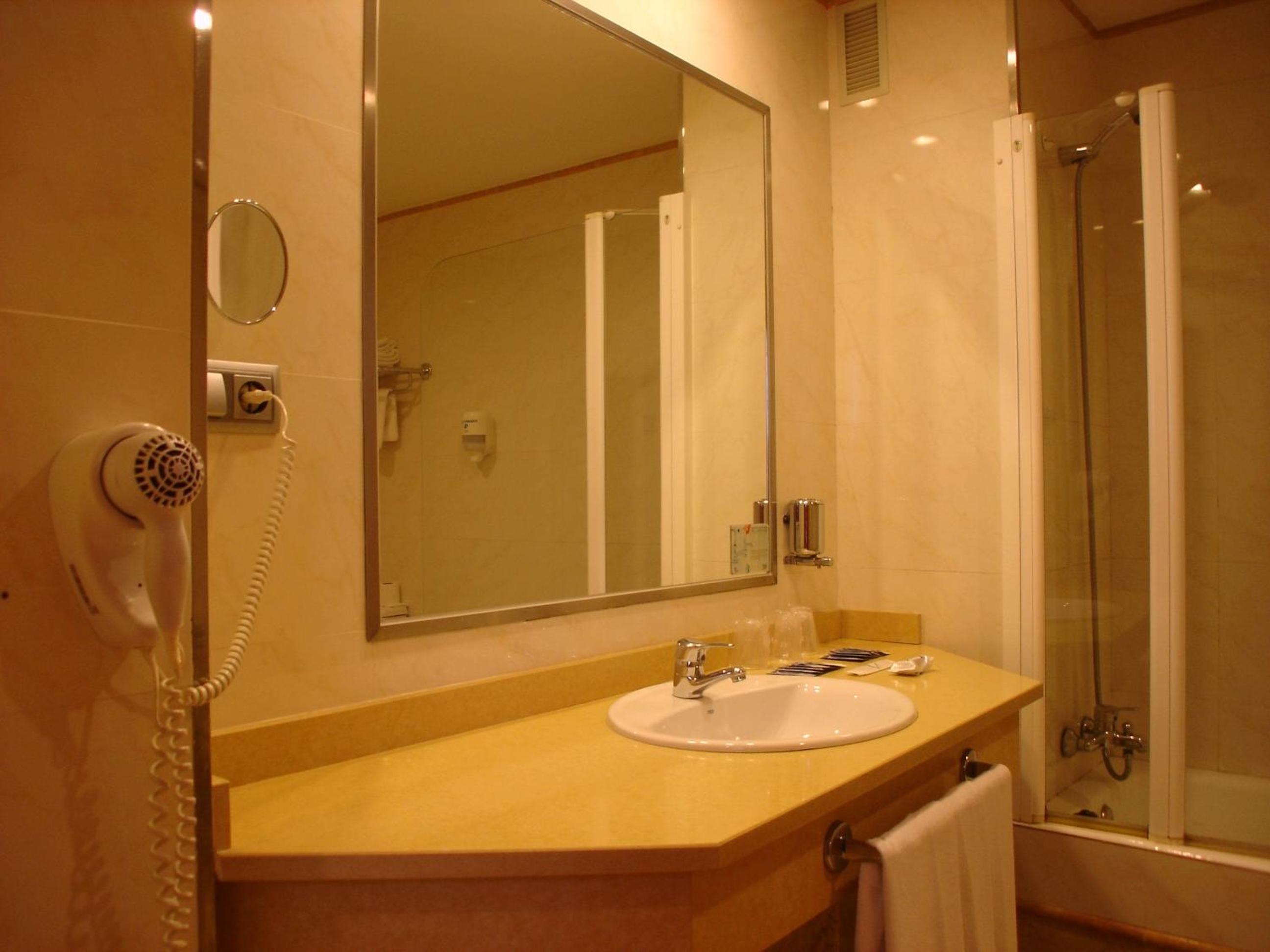 Twin Room (2 Adults + 1 Child) - Photo 8