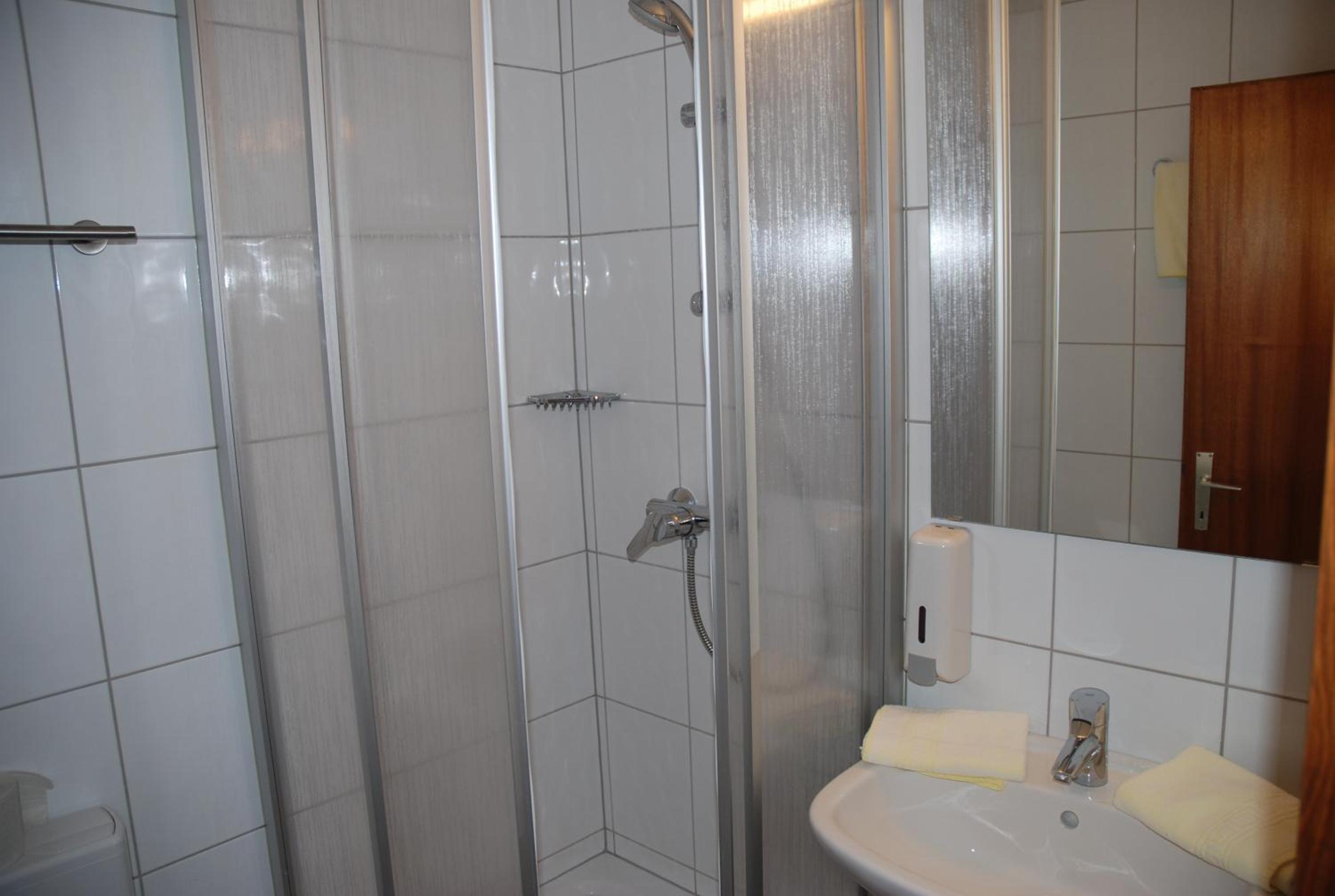 Double or Twin Room with Balcony - Photo 6