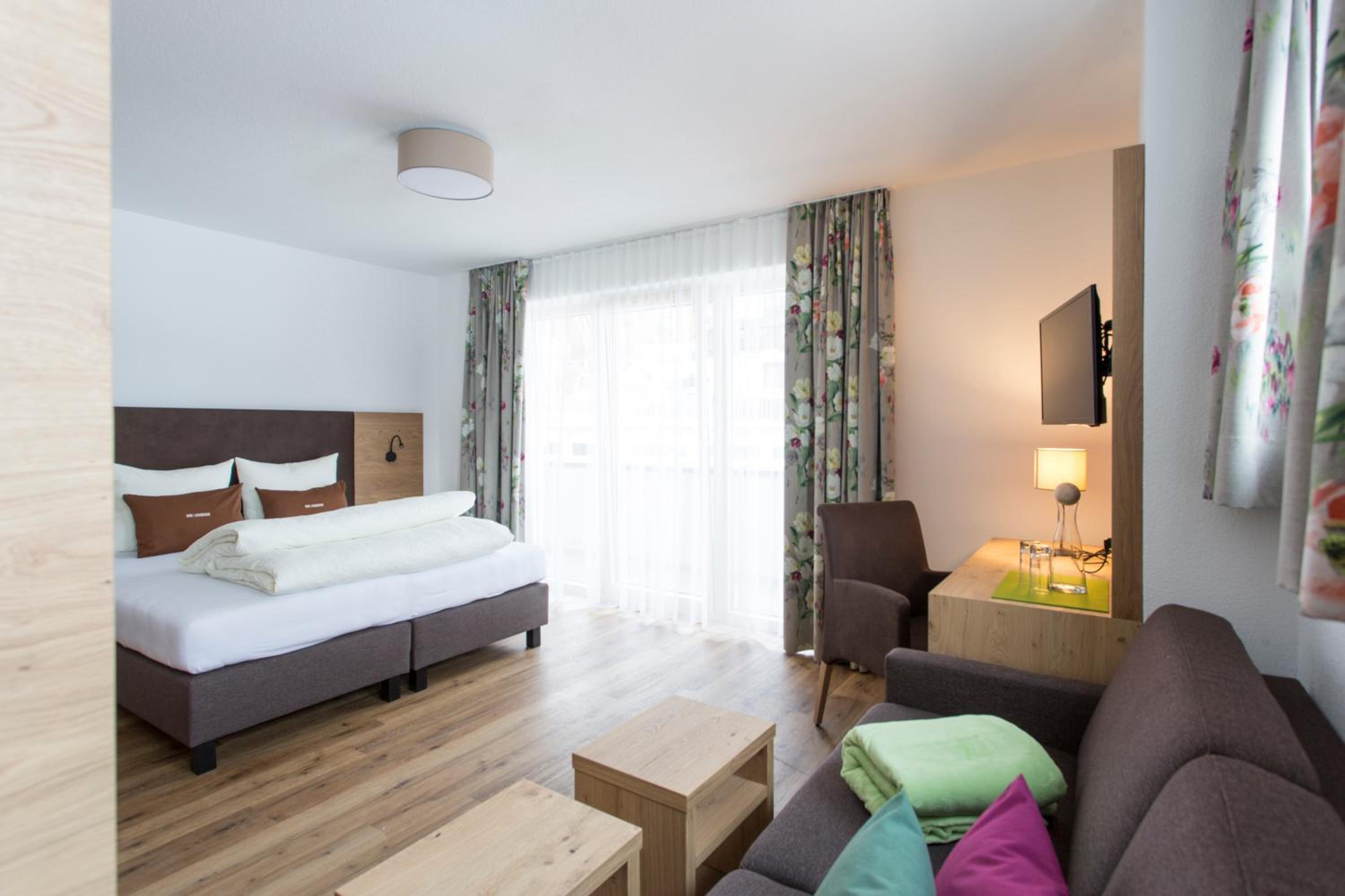 Double Room with Balcony - Photo 1