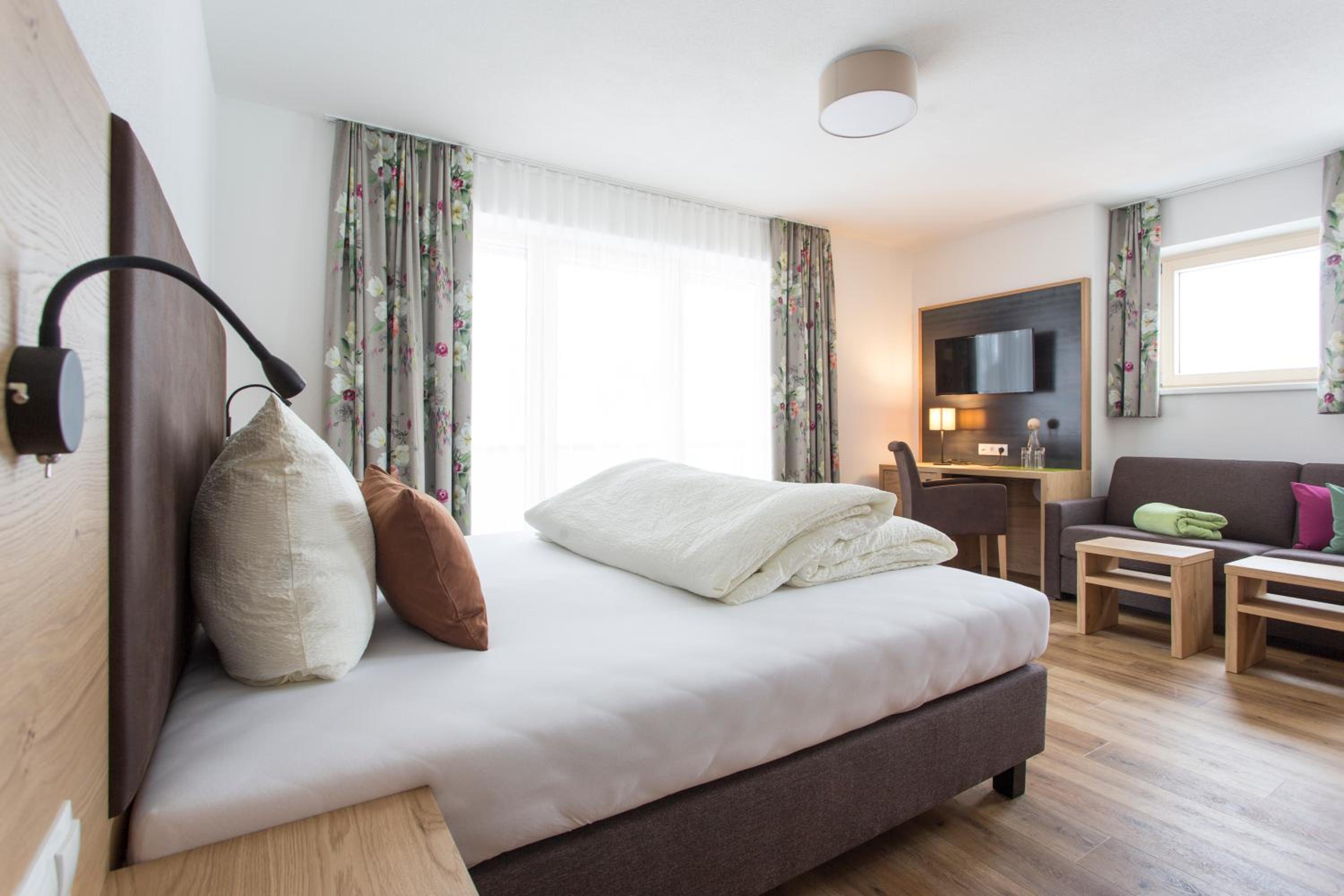 Double Room with Balcony - Photo 3
