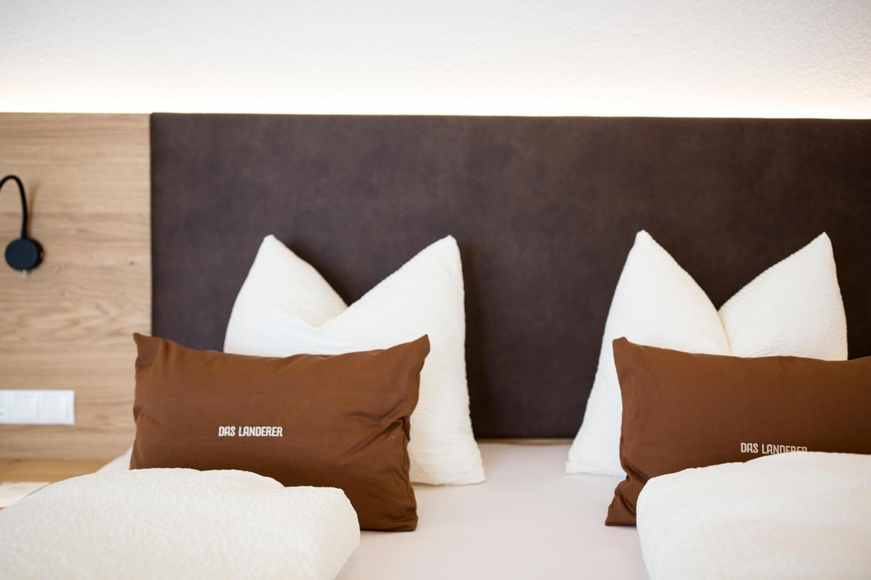Double Room with Balcony - Photo 8
