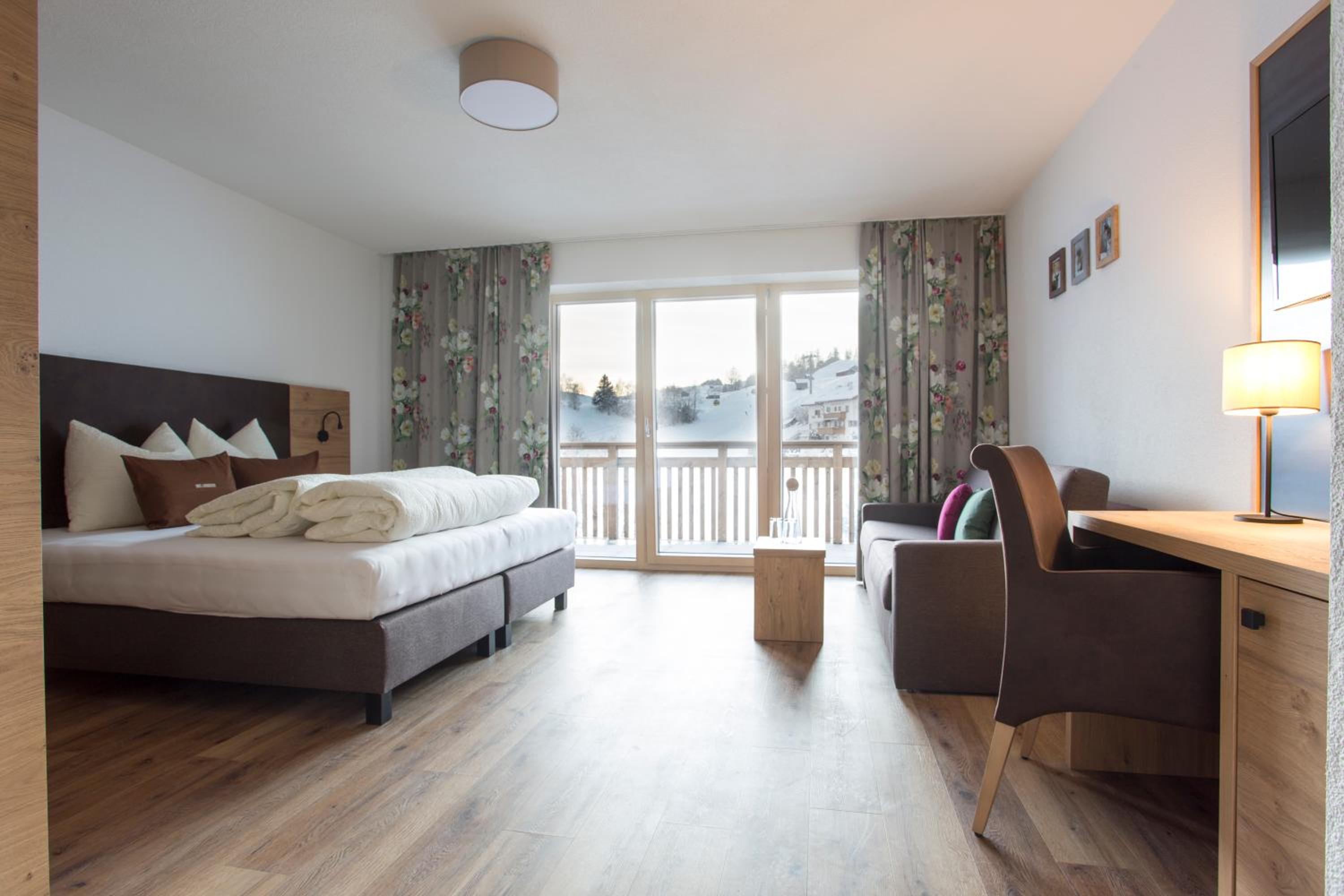 Deluxe Double Room with Balcony - Photo 2