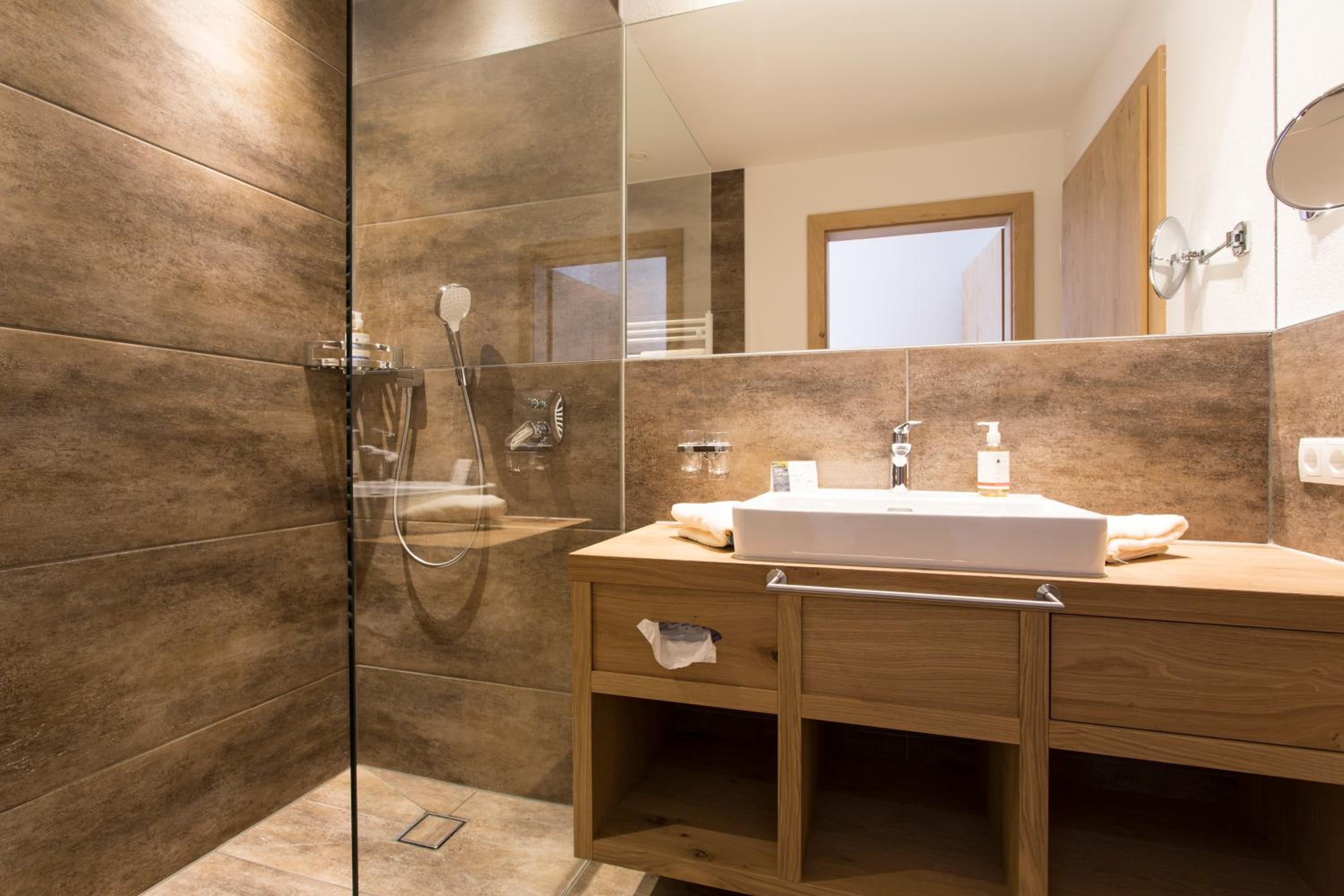 Deluxe Double Room with Balcony - Photo 8