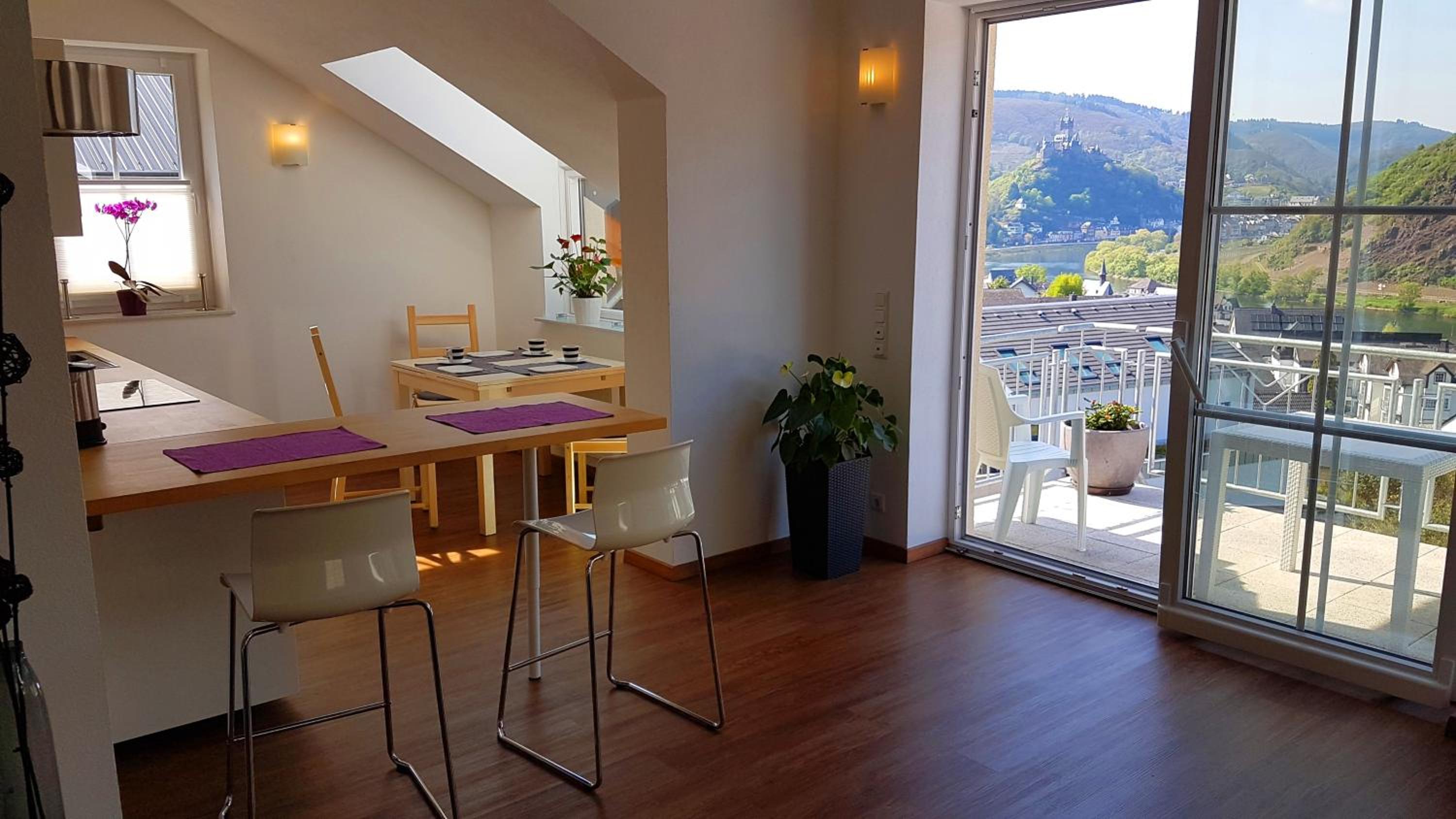 Apartment with Mountain View